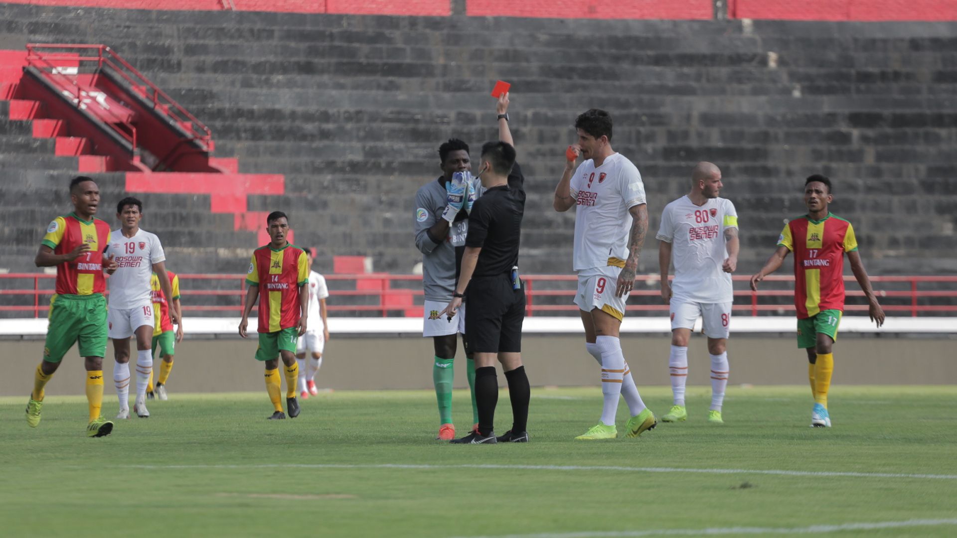 Kartu Merah Kiper Nathaniel Agbozo  - Lalenok vs PSM Makassar