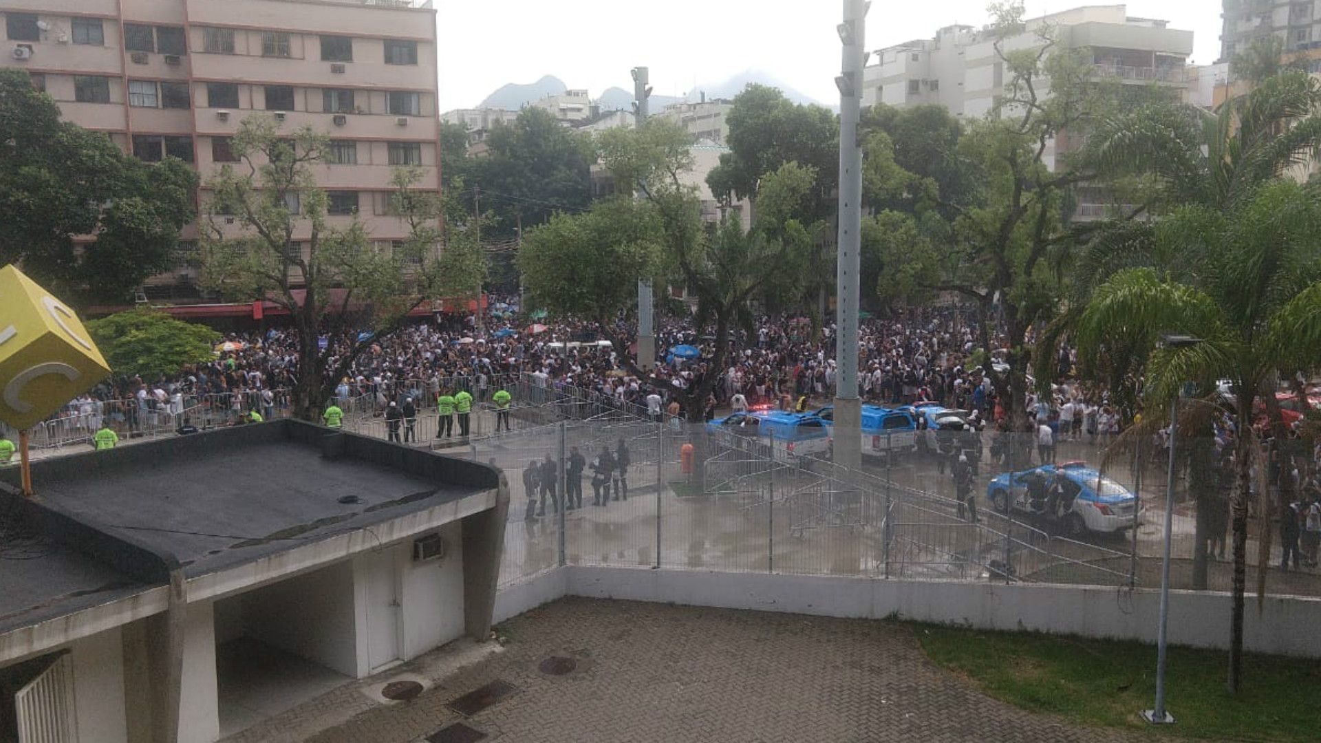 Confusao Maracana Vasco v Fluminense 170219