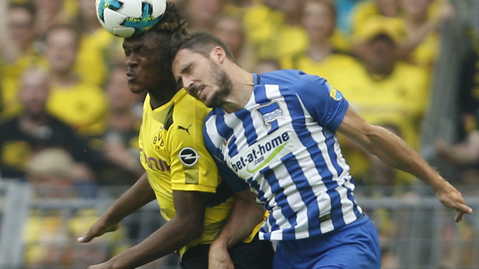 DAN-AXEL ZAGADOU BORUSSIA DORTMUND MATTHEW LECKIE HERTHA BERLIN GERMAN BUNDESLIGA 26082017