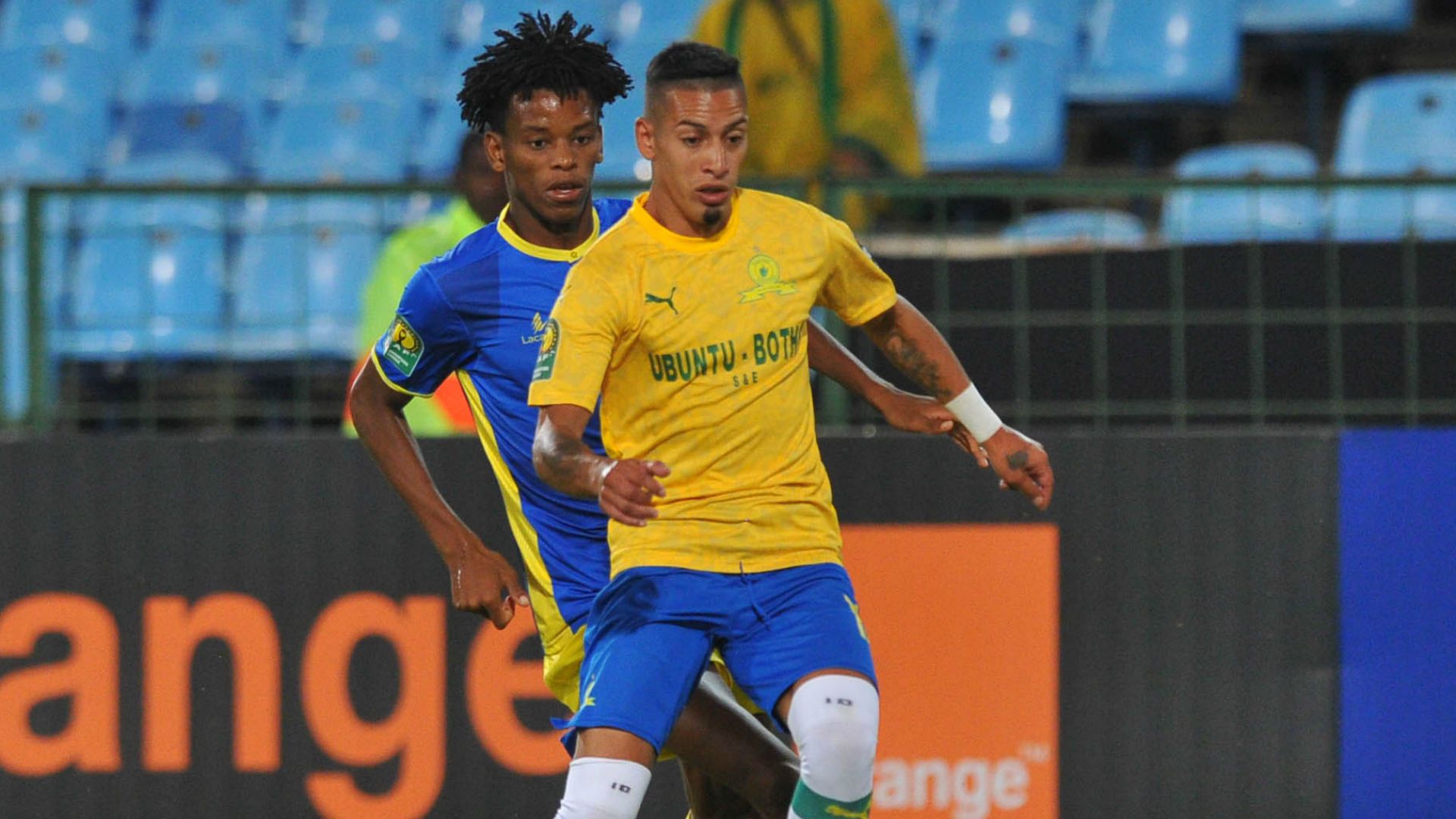 Gaston Sirino of Mamelodi Sundowns challenges Alberto Campos of Petro Luanda, November 2019