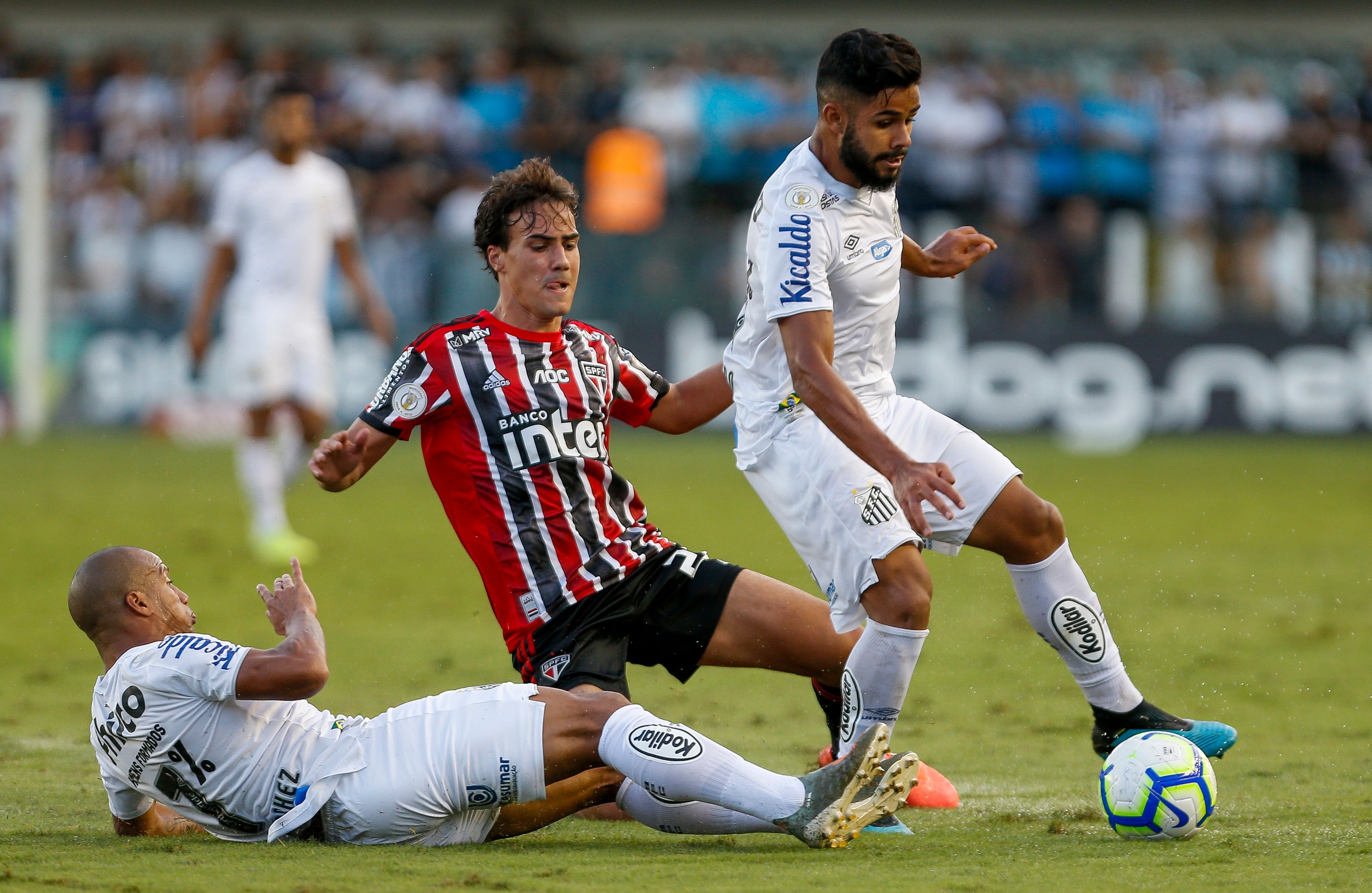 Igor Gomes cercado pela marcação em Santos x São Paulo