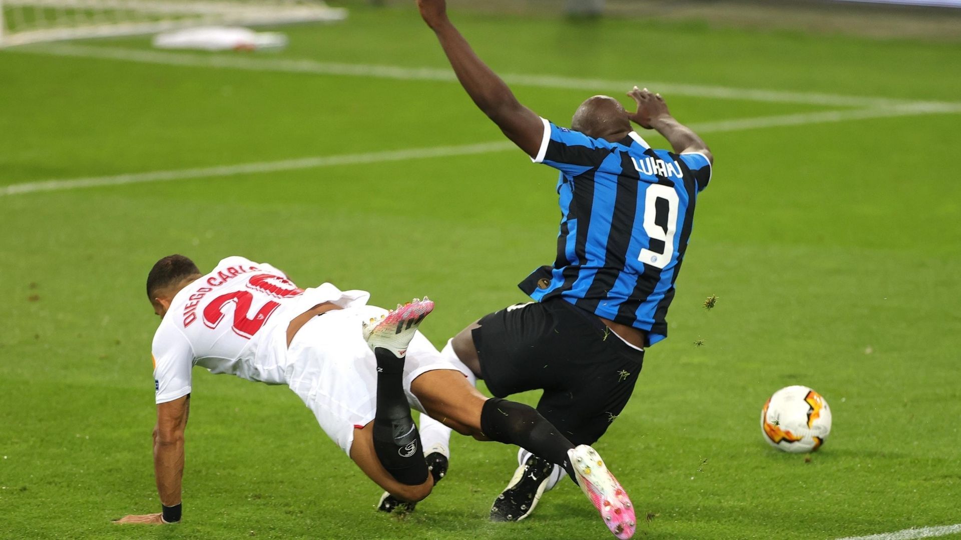 Lukaku Diego Carlos Sevilla Inter Europa League 21082020