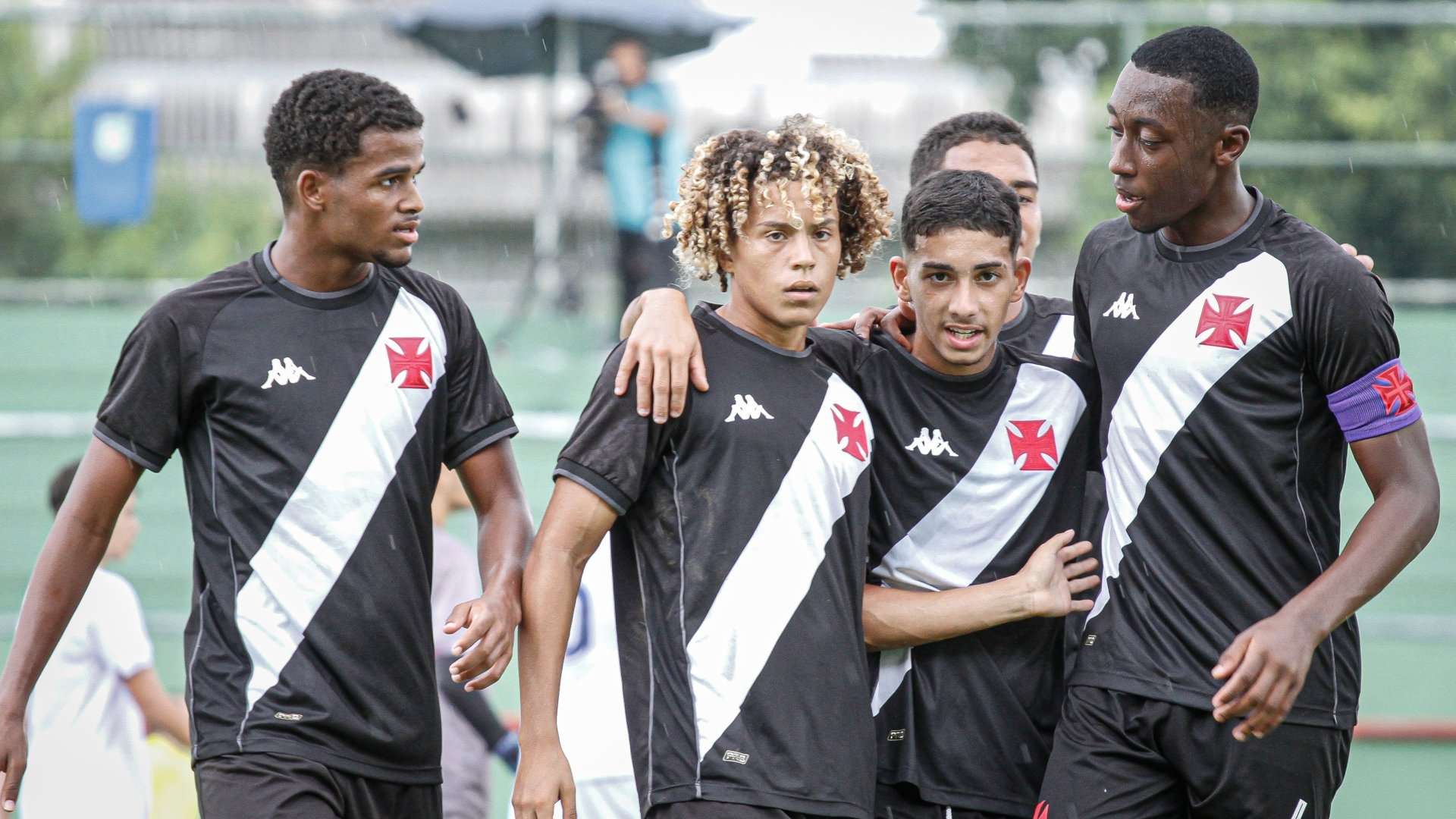Jogadores do Vasco sub-17 comemoram em jogo da Copa Rio da categoria, 2023
