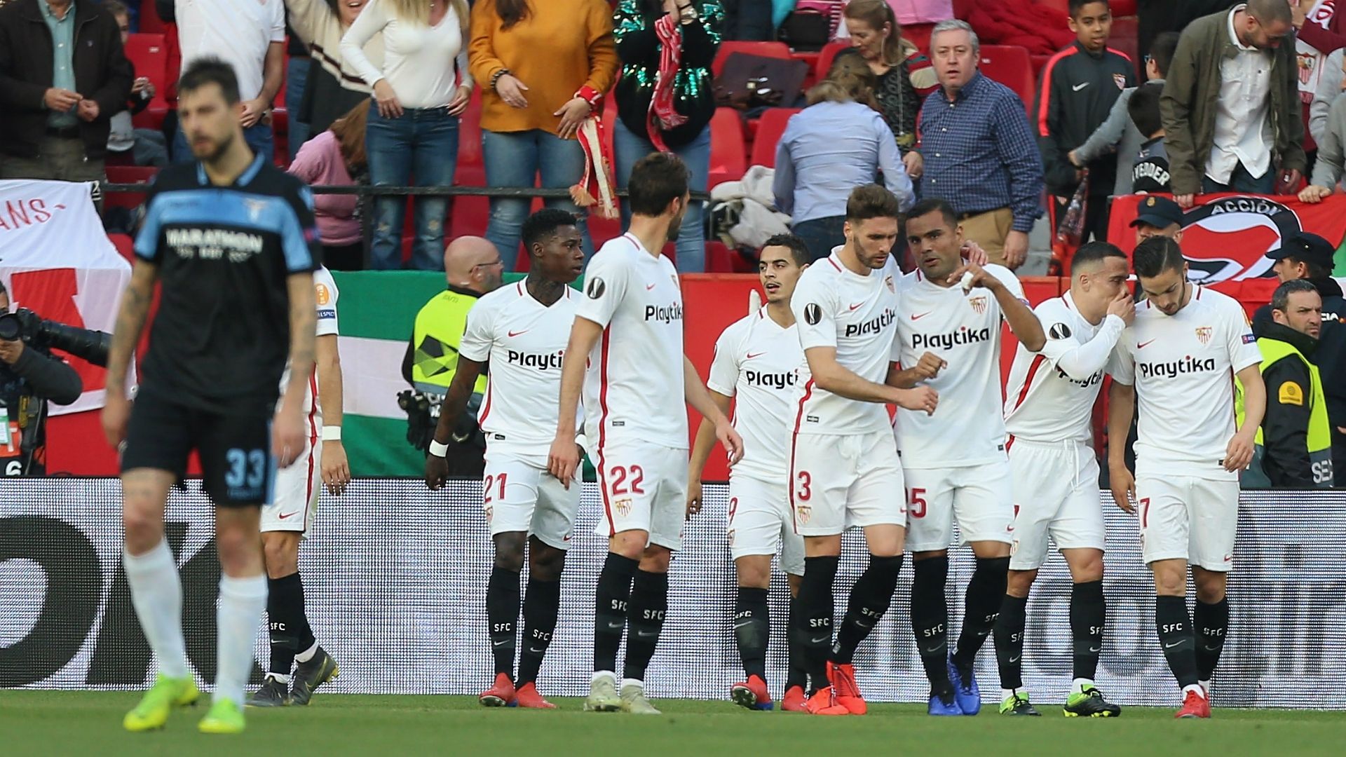 Sevilla celebrating Sevilla Lazio Europa League