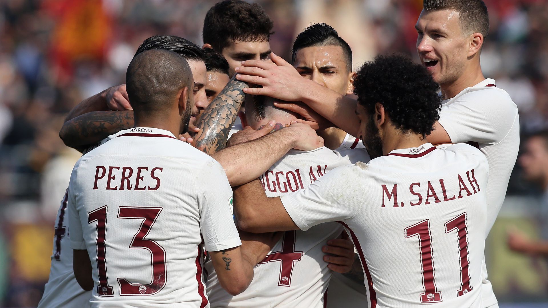 Roma celebrating vs Crotone