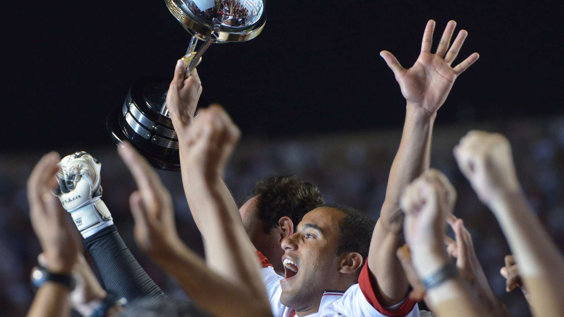 Lucas Moura levanta a taça da Copa Sul-Americana de 2012