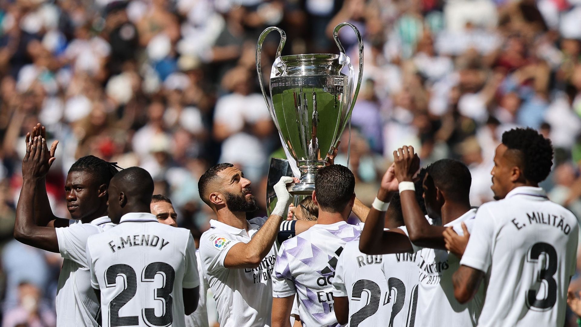 Benzema trofeo Champions League Bernabéu