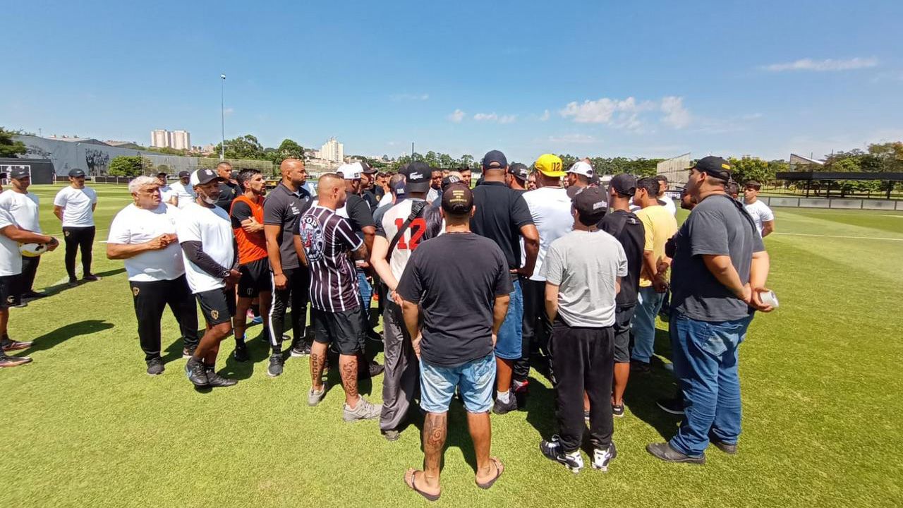 Torcedores organizados no CT do Corinthians