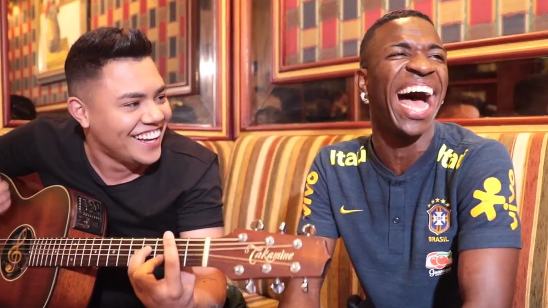 Screen Vinicius Junior cantando