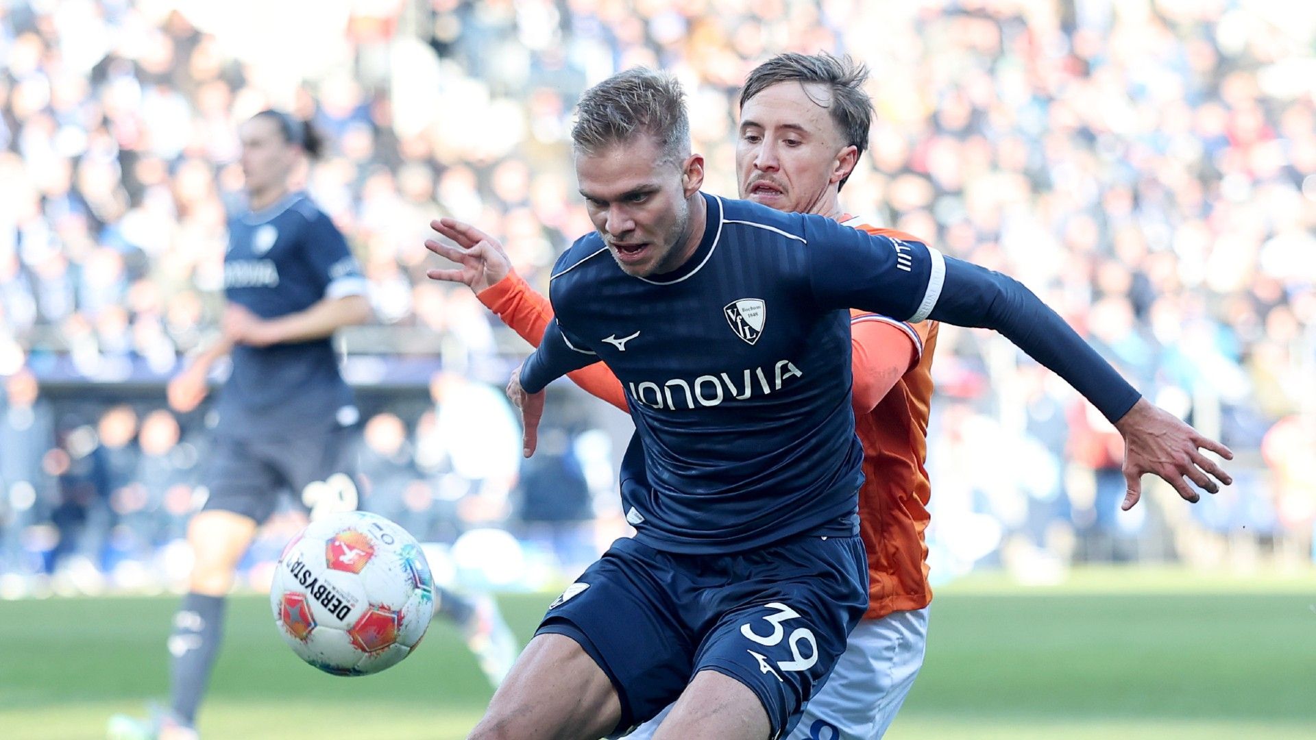 Leandro-Noel Morgalla of Bochum is challenged