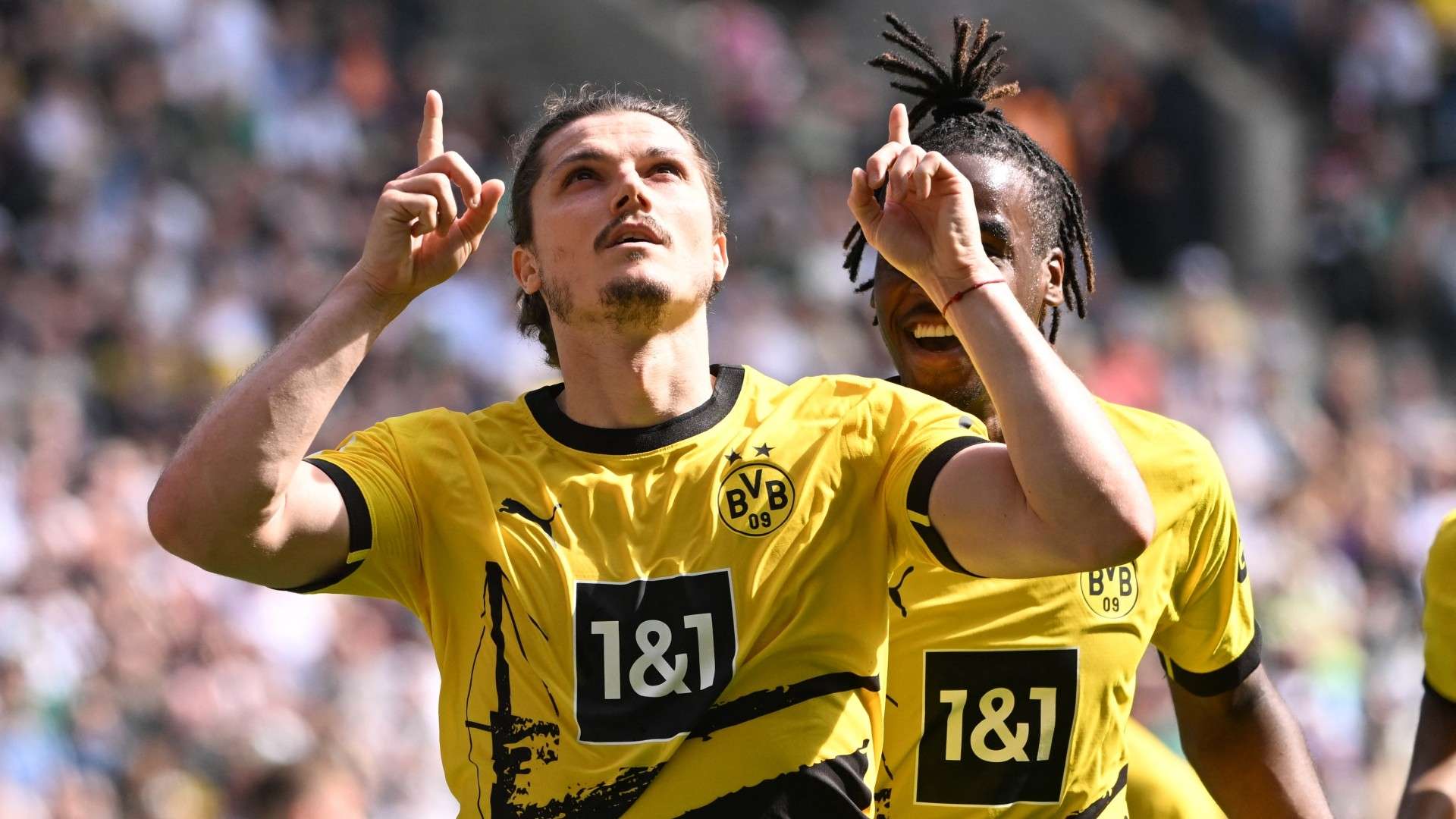 Dortmund's Austrian midfielder #20 Marcel Sabitzer and Dortmund's English forward #43 Jamie Bynoe-Gittens (R)
