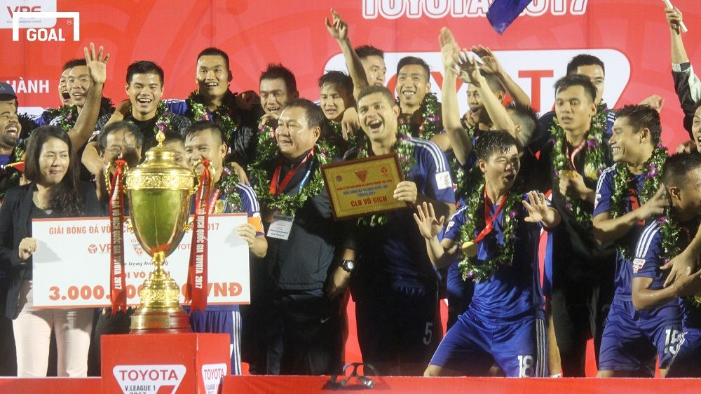 Chùm ảnh cầu thủ Quảng Nam ăn mừng khóc ngất sau khi vô địch V.League 2017