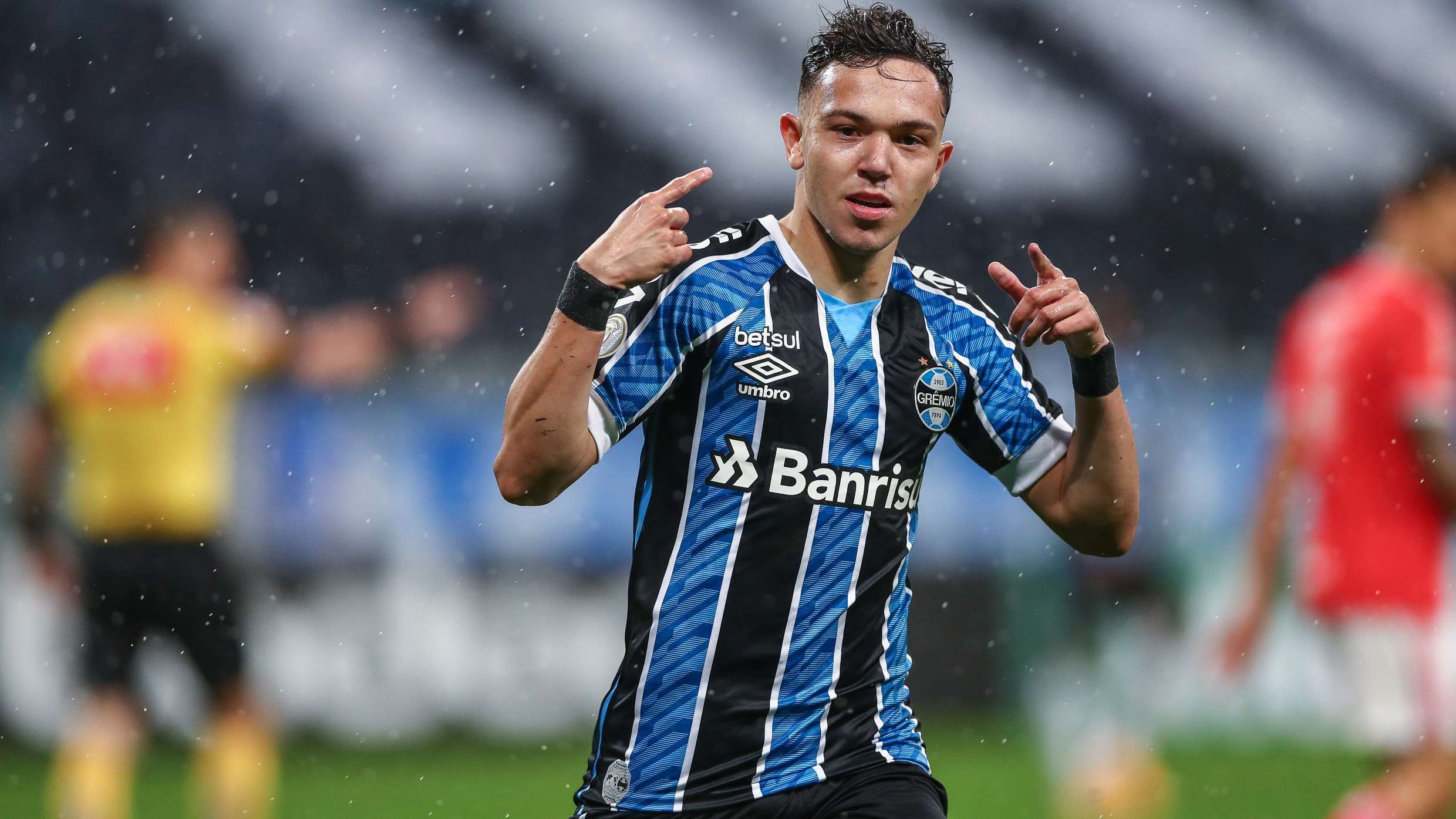 Pepê comemora gol pelo Grêmio em clássico