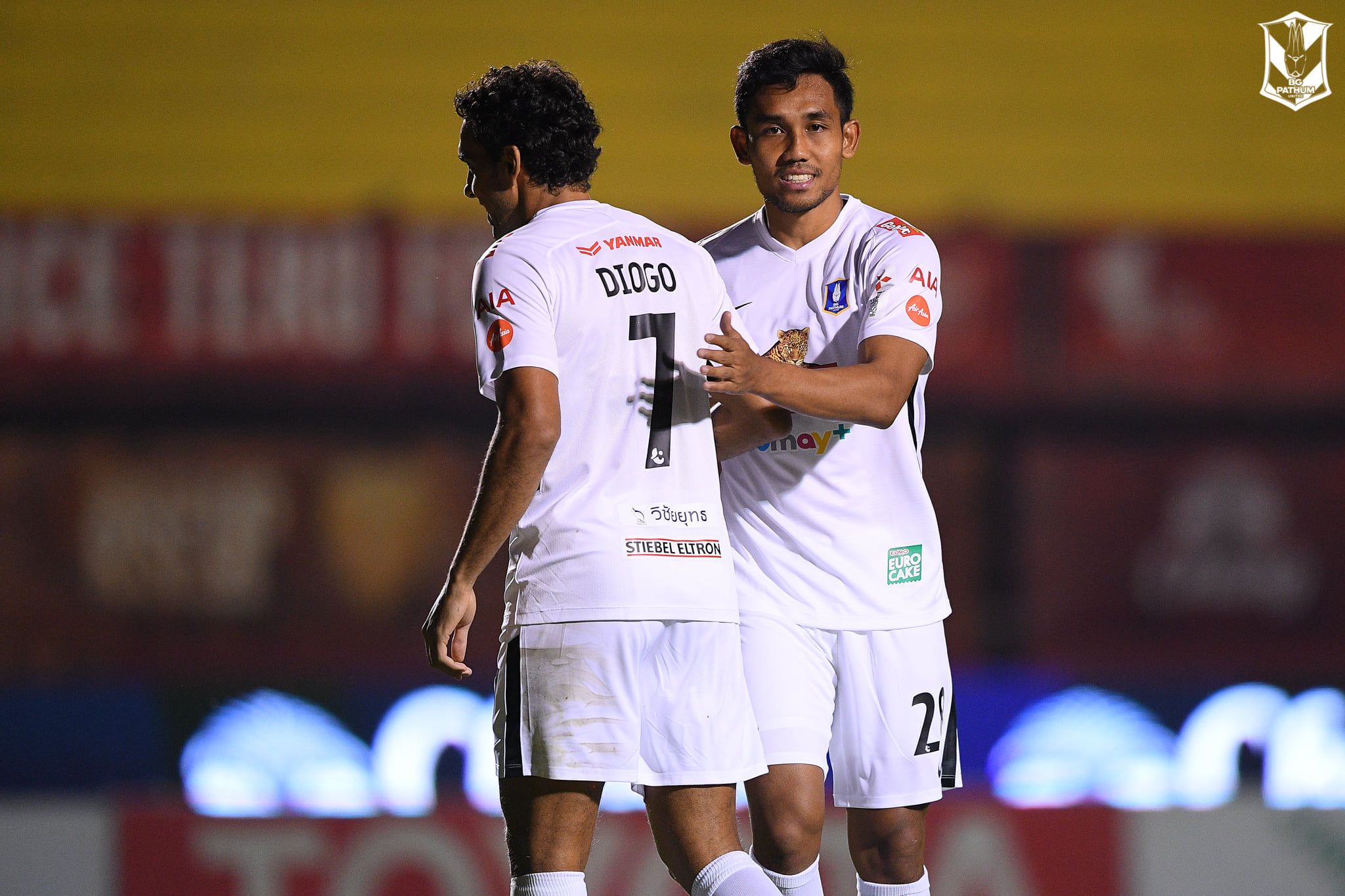 ธีรศิลป์ แดงดา - ดิโอโก หลุยส์ ซานโต