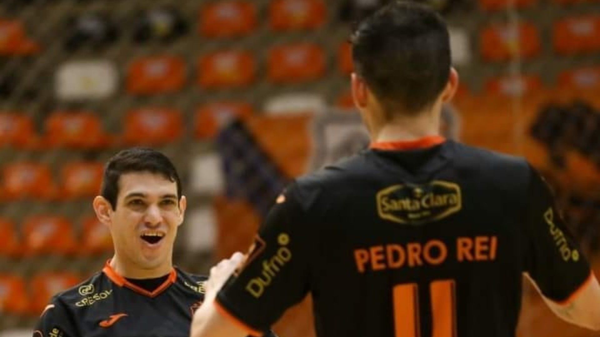 Equipo carlos barbosa celebra un gol en el futsal