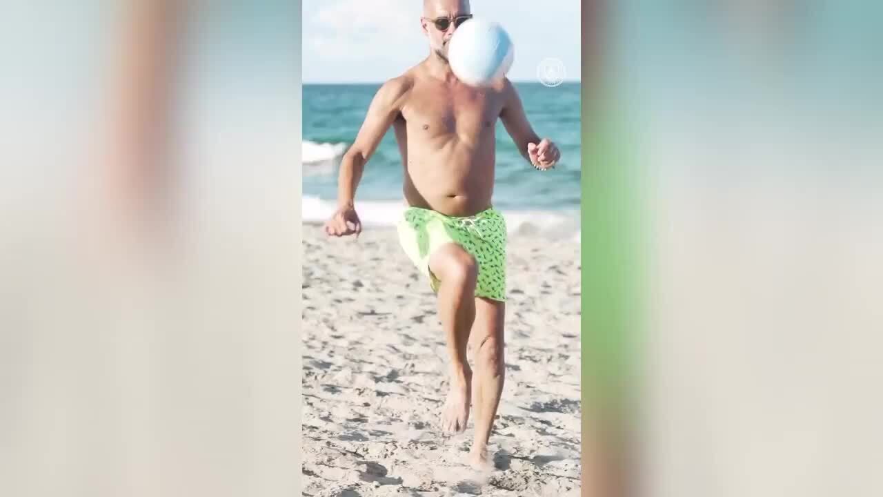 Pep Guardiola joga altinha em praia nos Estados Unidos