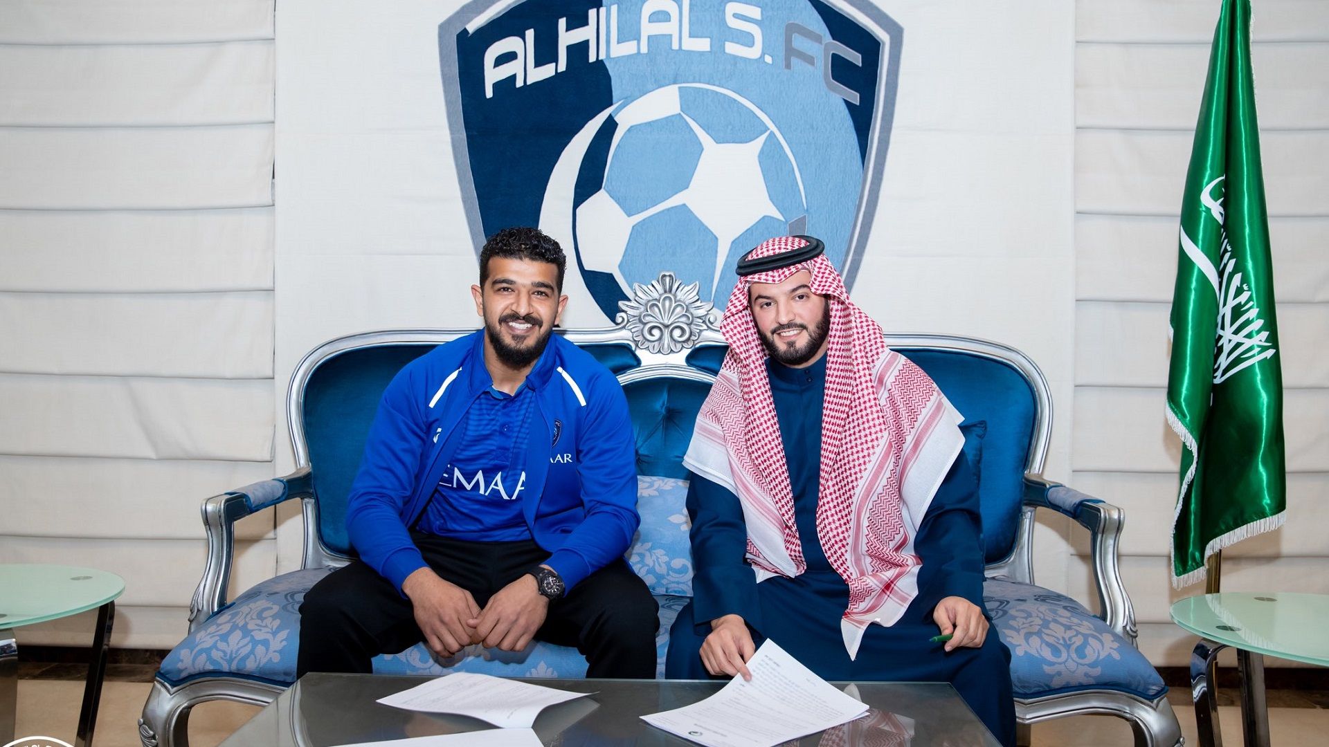 عبد الله المعيوف يجدد عقده مع الهلال