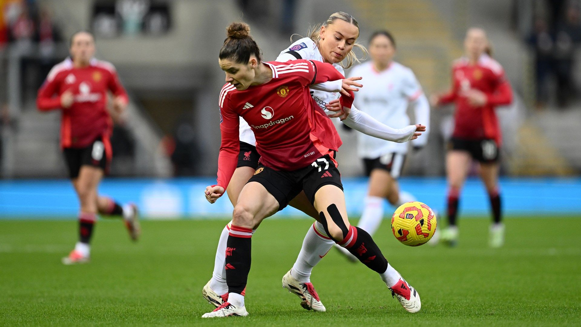 Dominique Janssen Zara Shaw Man Utd Liverpool Women 2024-25