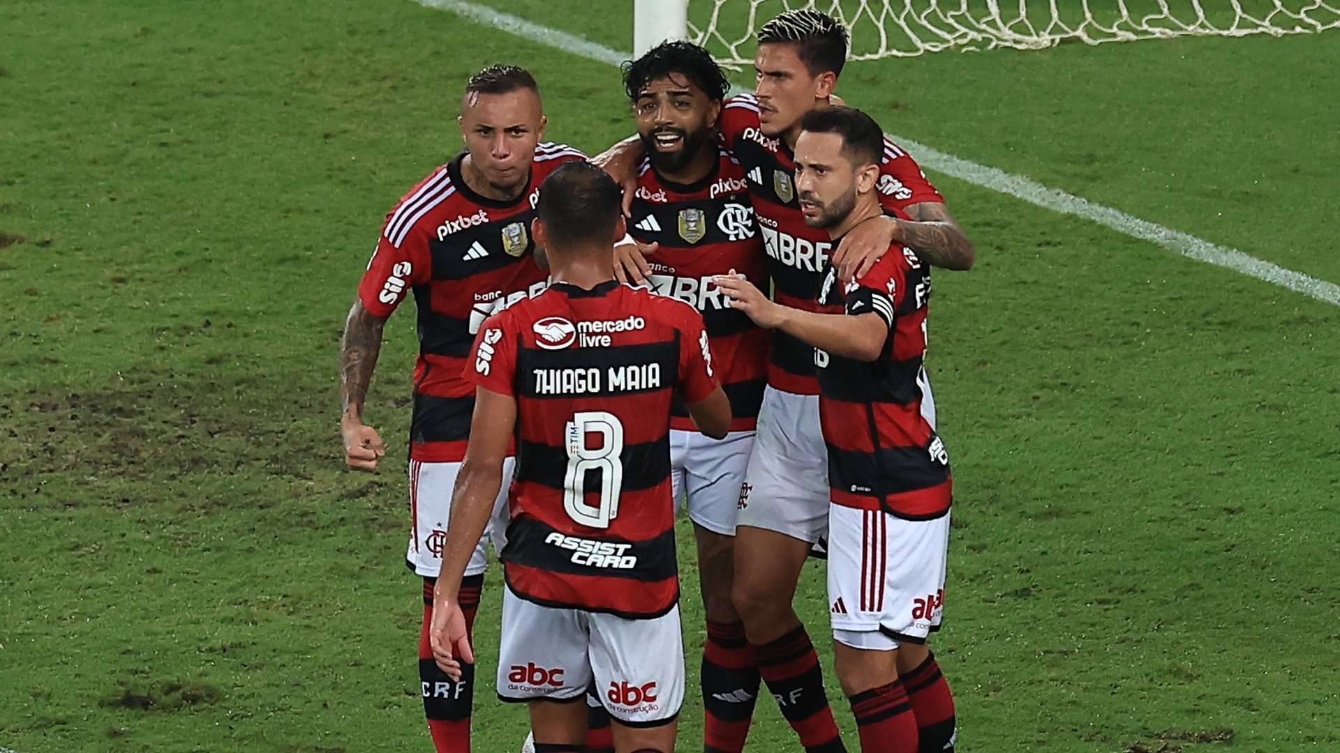 Jogadores do Flamengo comemoram gol contra o Maringá, pela terceira fase da Copa do Brasil 2023, 26/04/2023