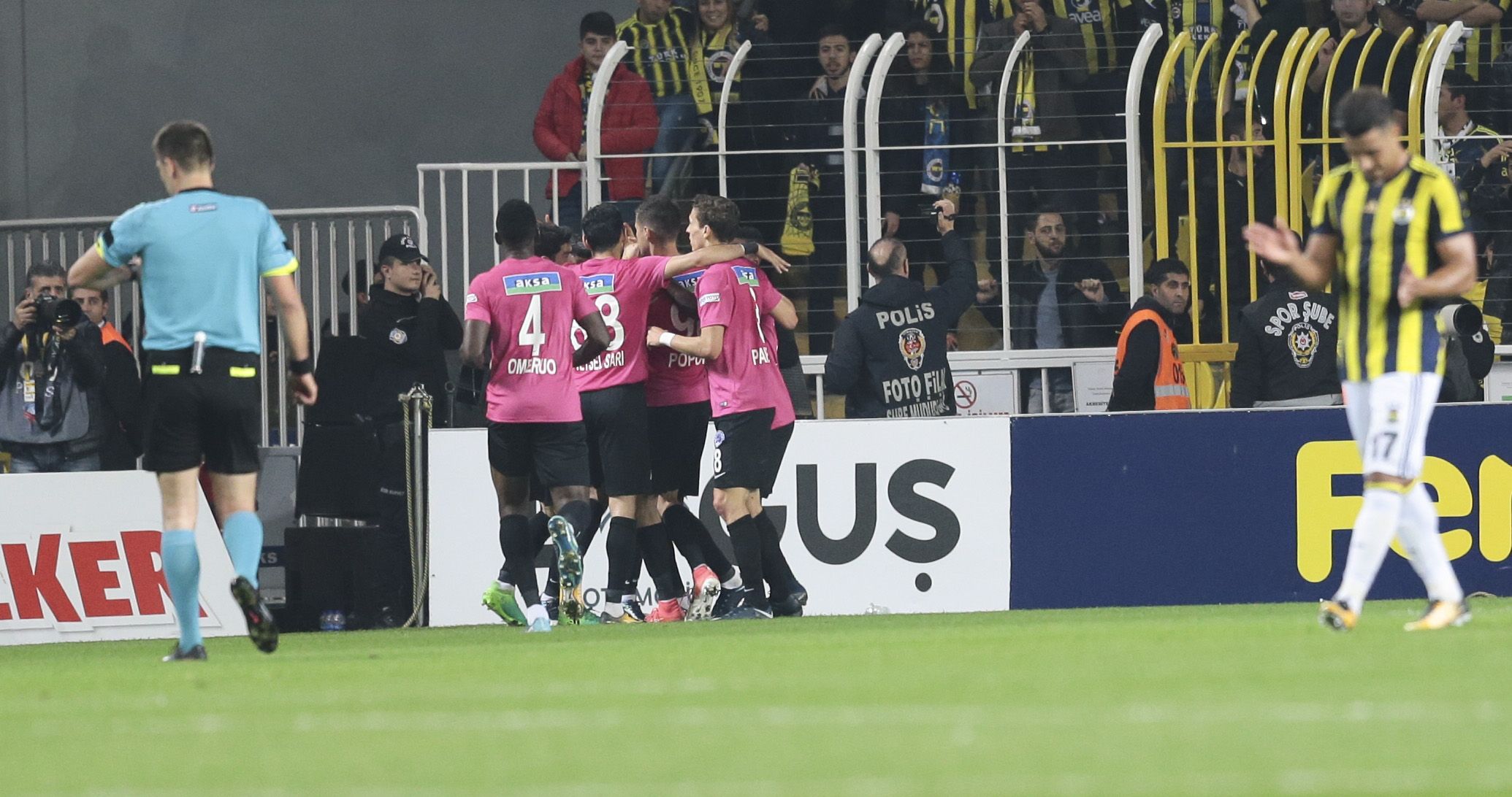 Kasimpasa goal celebration Fenerbahce 12032017
