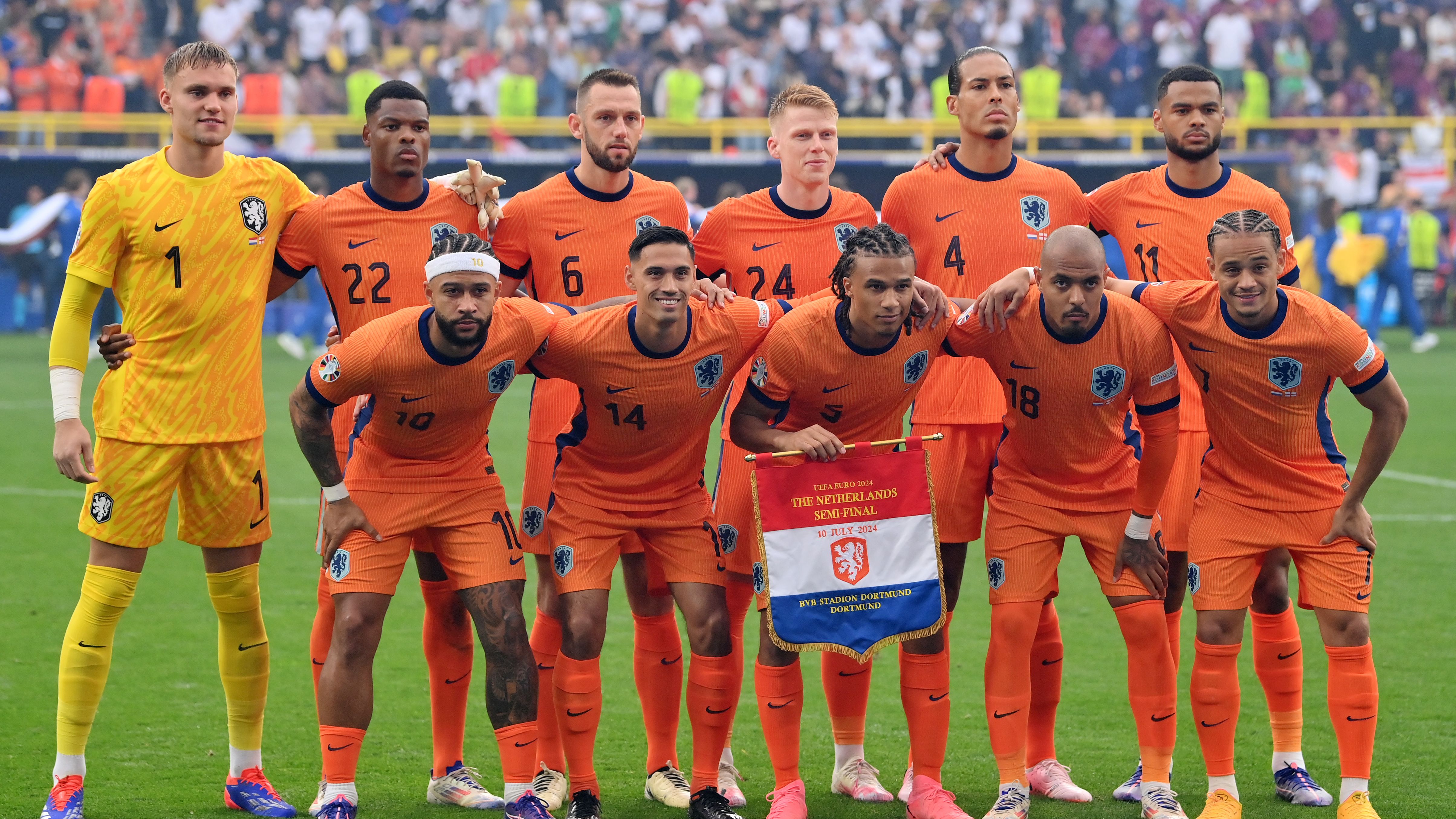 Bart Verbruggen Denzel Dumfries Stefan de Vrij Jerdy Schouten Virgil van Dijk Cody Gakpo Memphis Depay Tijjani Reijnders Nathan Ake Donyell Malen Xavi Simons Oranje Nederlands elftal