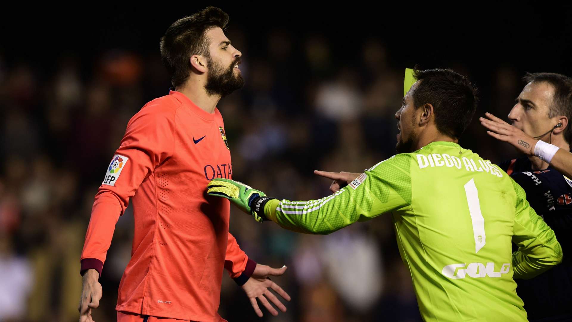 Gerard Pique Diego Alves Valencia Barcelona La Liga 30112014