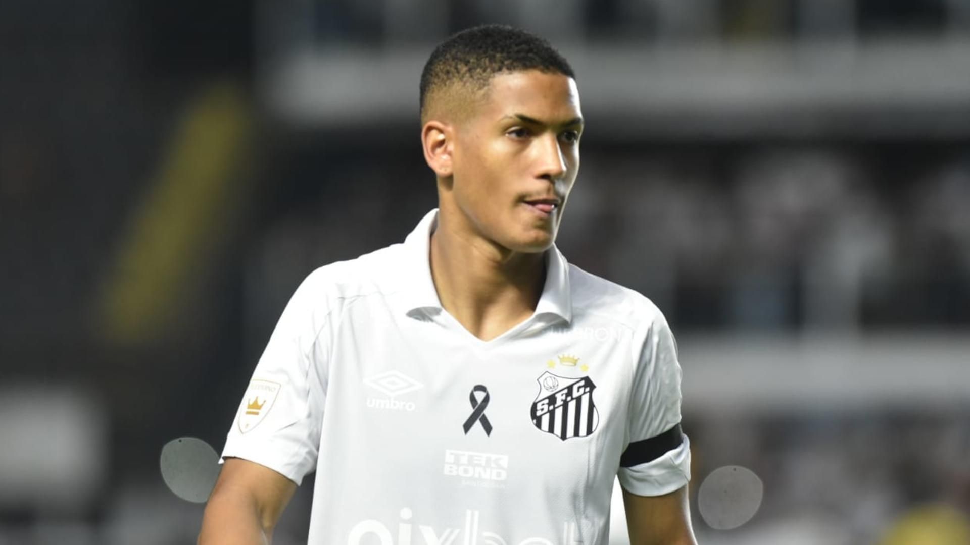 Ângelo Gabriel, jogador do Santos em ação no Paulistão 2023