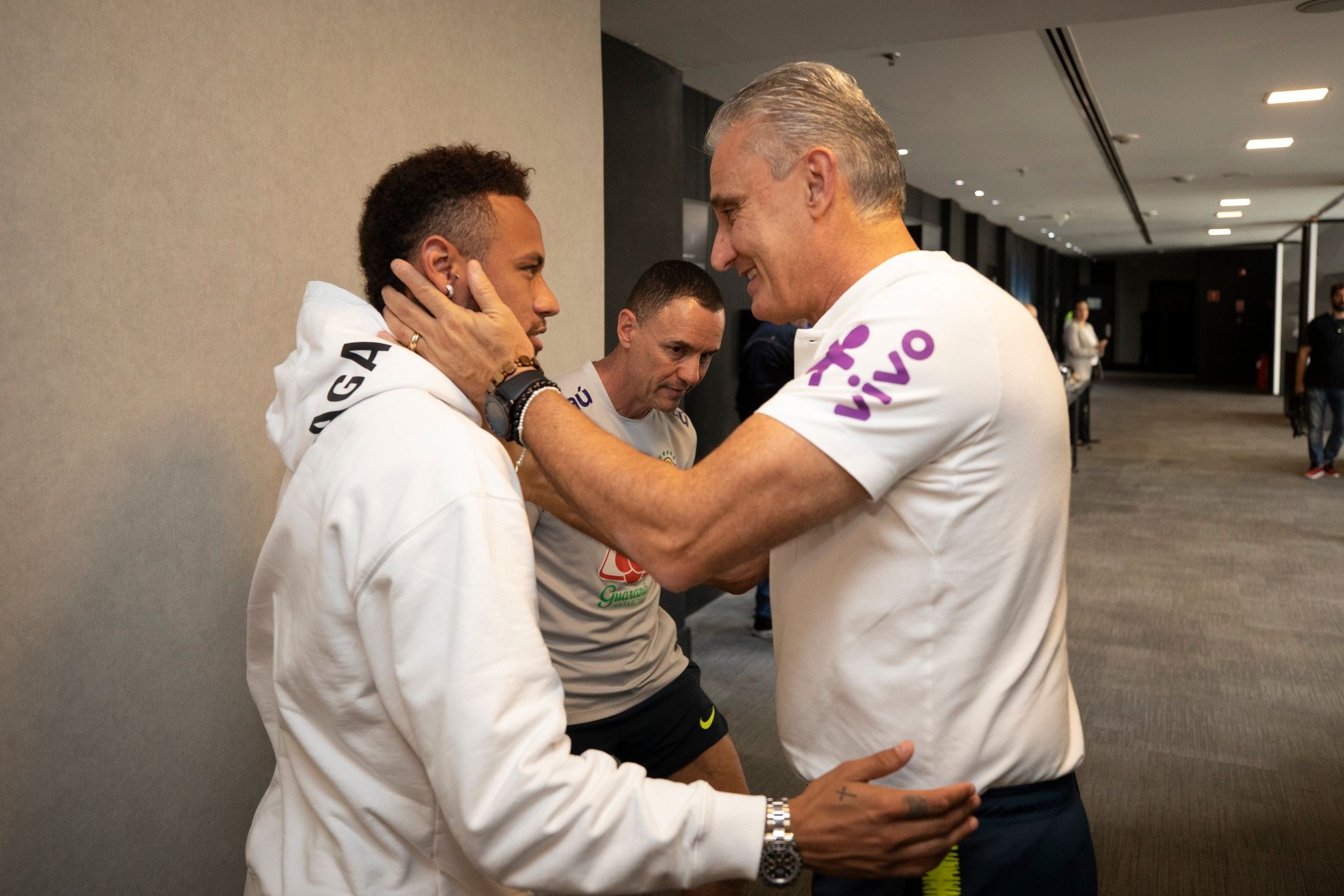 Neymar encontra Tite em visita à seleção brasileira