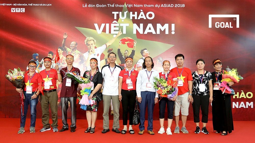 Tuyển thủ Olympic Việt Nam rạng ngời trong vòng tay người thân ngày trở về