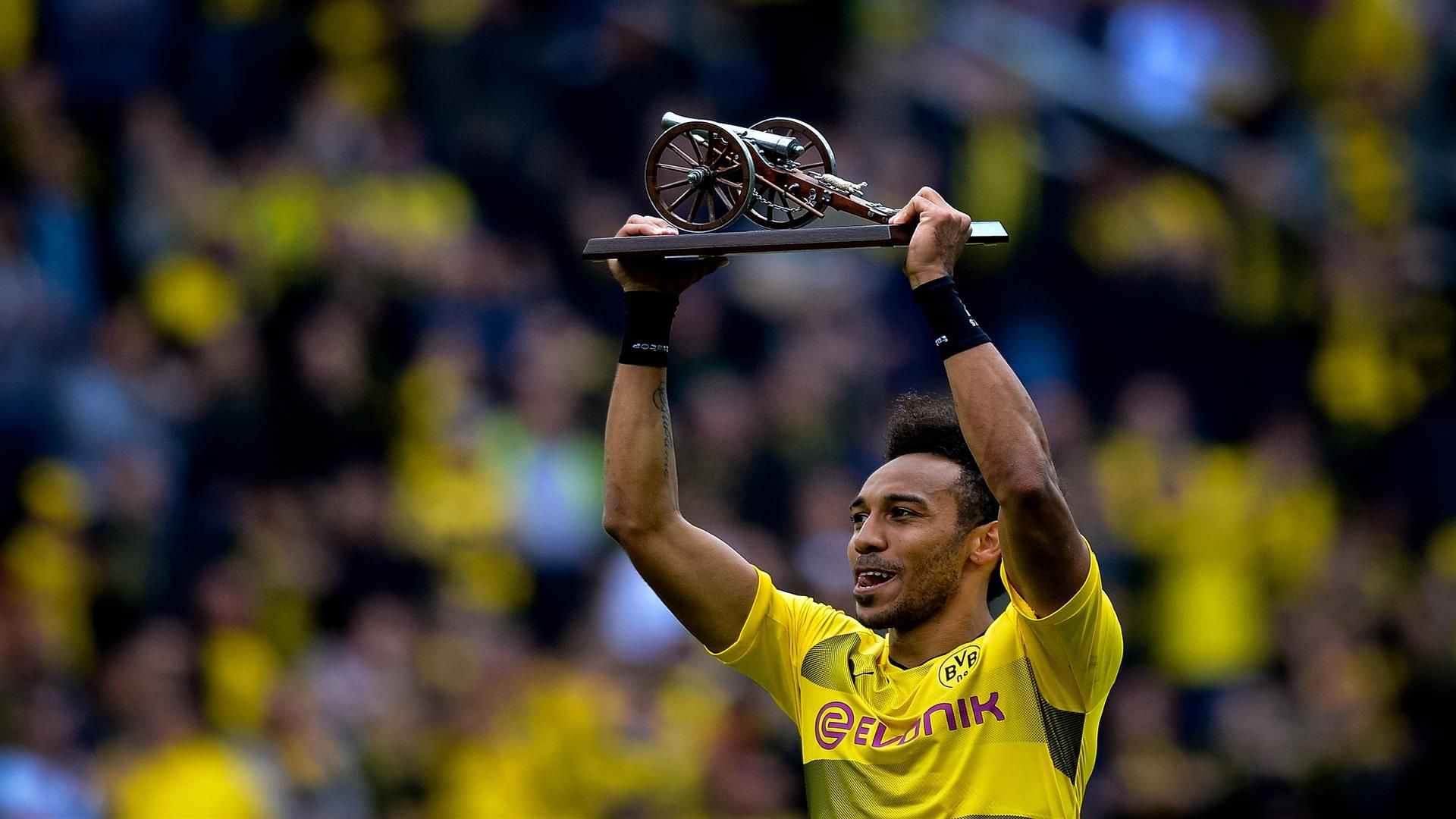 Aubameyang shows his top goals scorer award