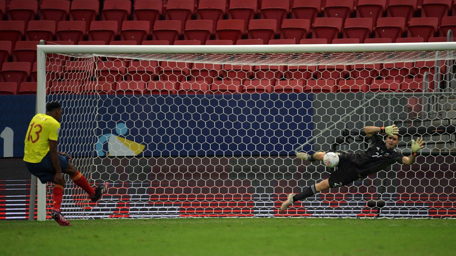 Emiliano Dibu Martinez Penal Argentina Colombia Copa America 07072021