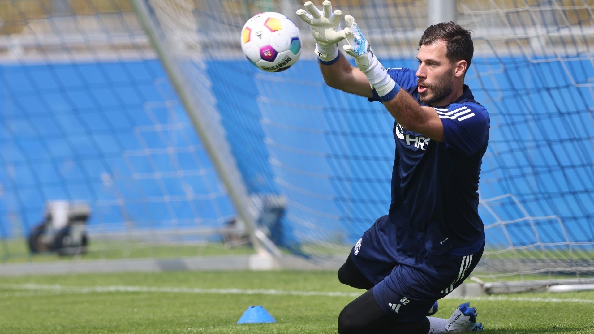 Marius Mueller of FC Schalke 04