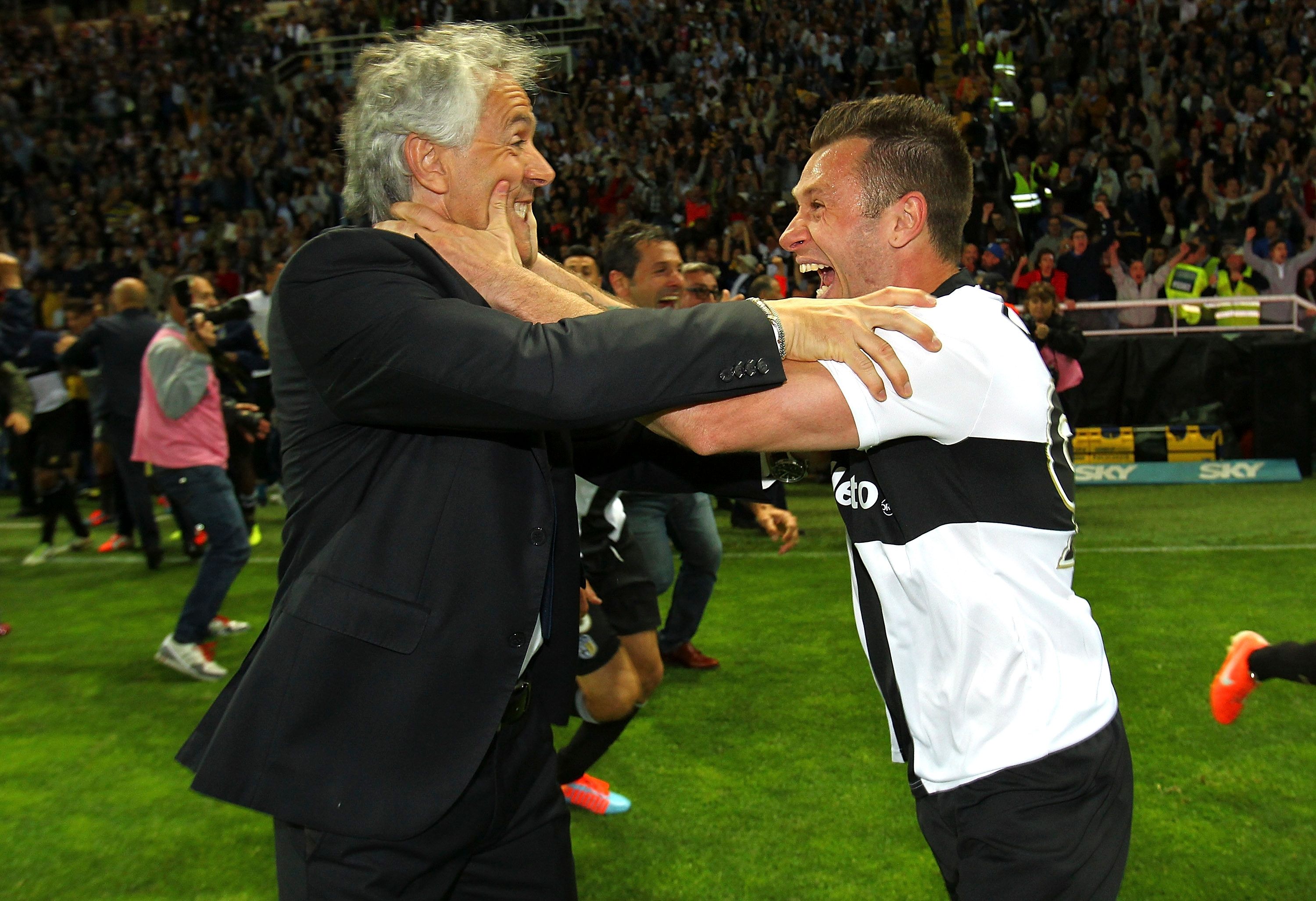 Roberto Donadoni and Antonio Cassano celebrate Parma's Europa League qualification