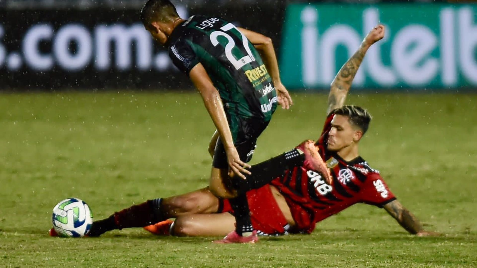 Pedro disputa bola, na derrota do Flamengo para o Maringá, pela Copa do Brasil 2023