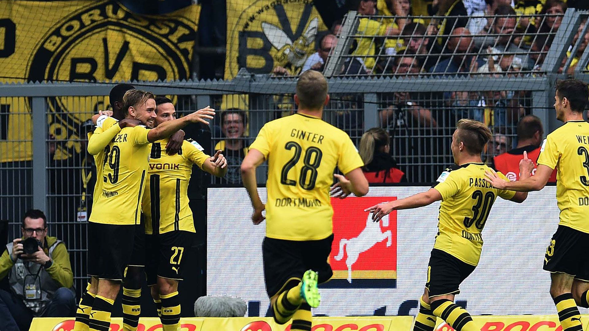 Borussia Dortmund celebrating against Darmstadt Castro goal Bundesliga 17092016