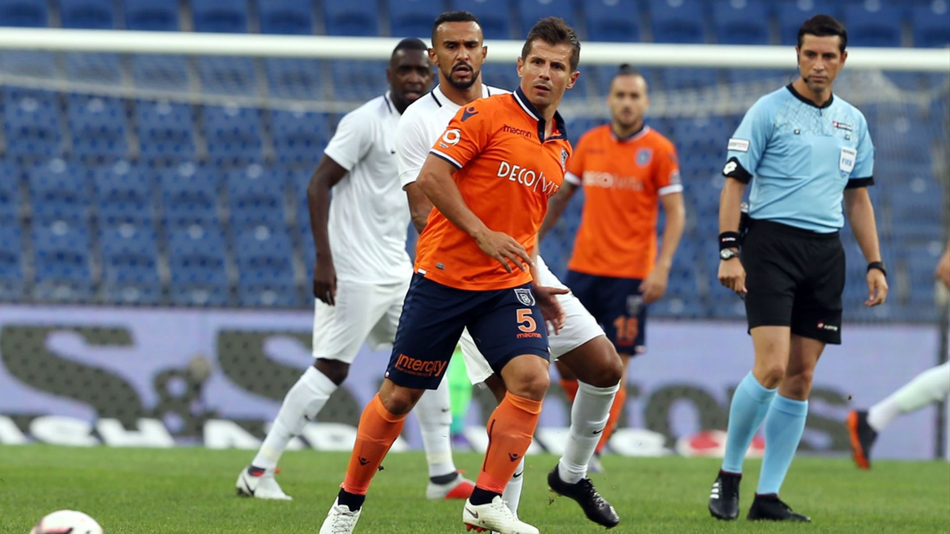 Emre Belozoglu Basaksehir Akhisarspor 08272018