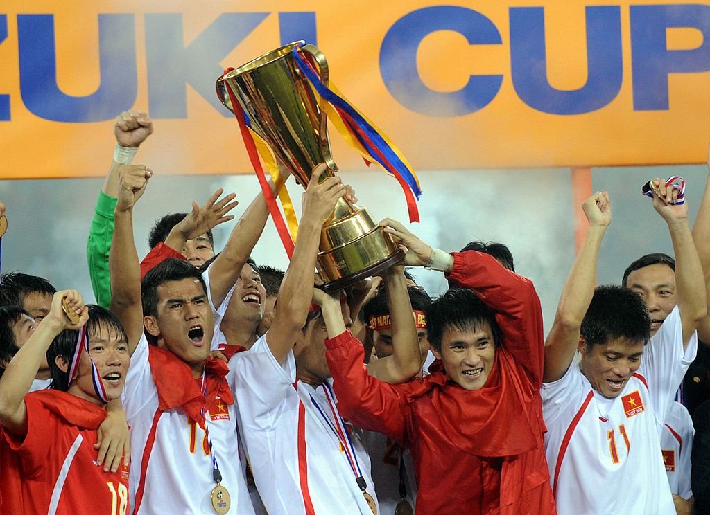Le Cong Vinh with Trophy - Suzuki Cup 2008