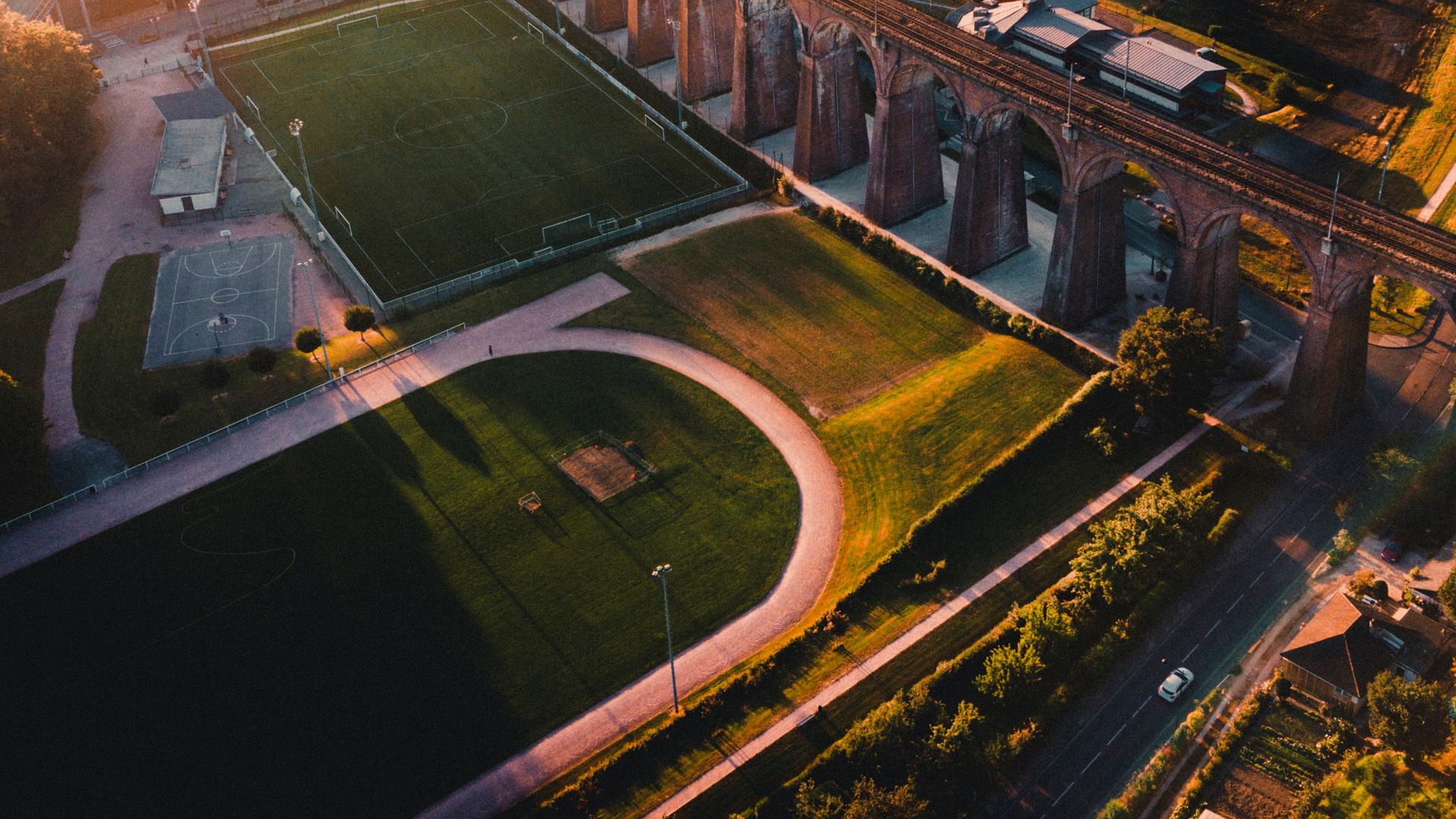 Stade municipal Georges Badin_Barentin_Frankreich_unsplash