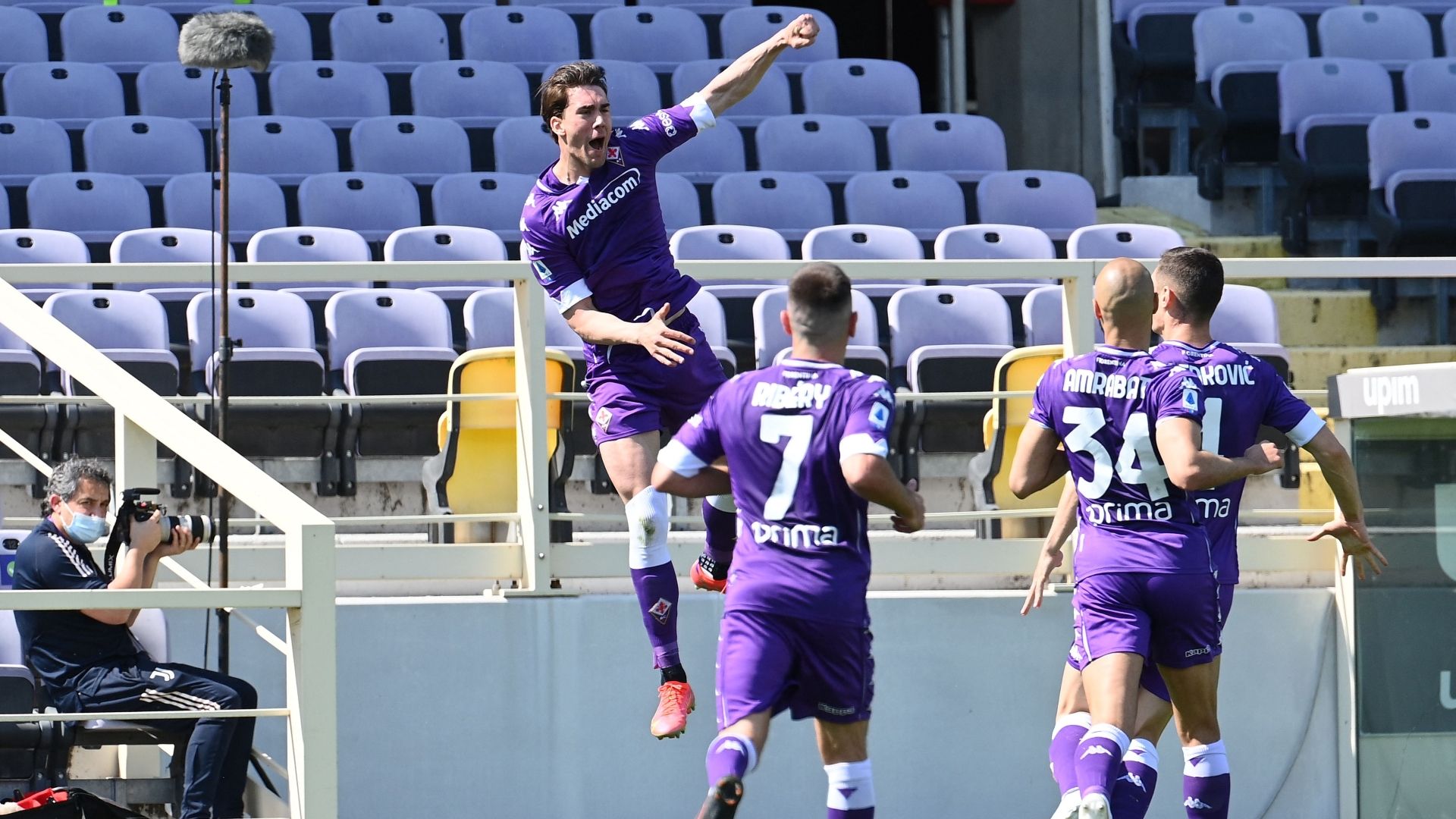 Vlahovic Fiorentina Juventus Serie A celebrating