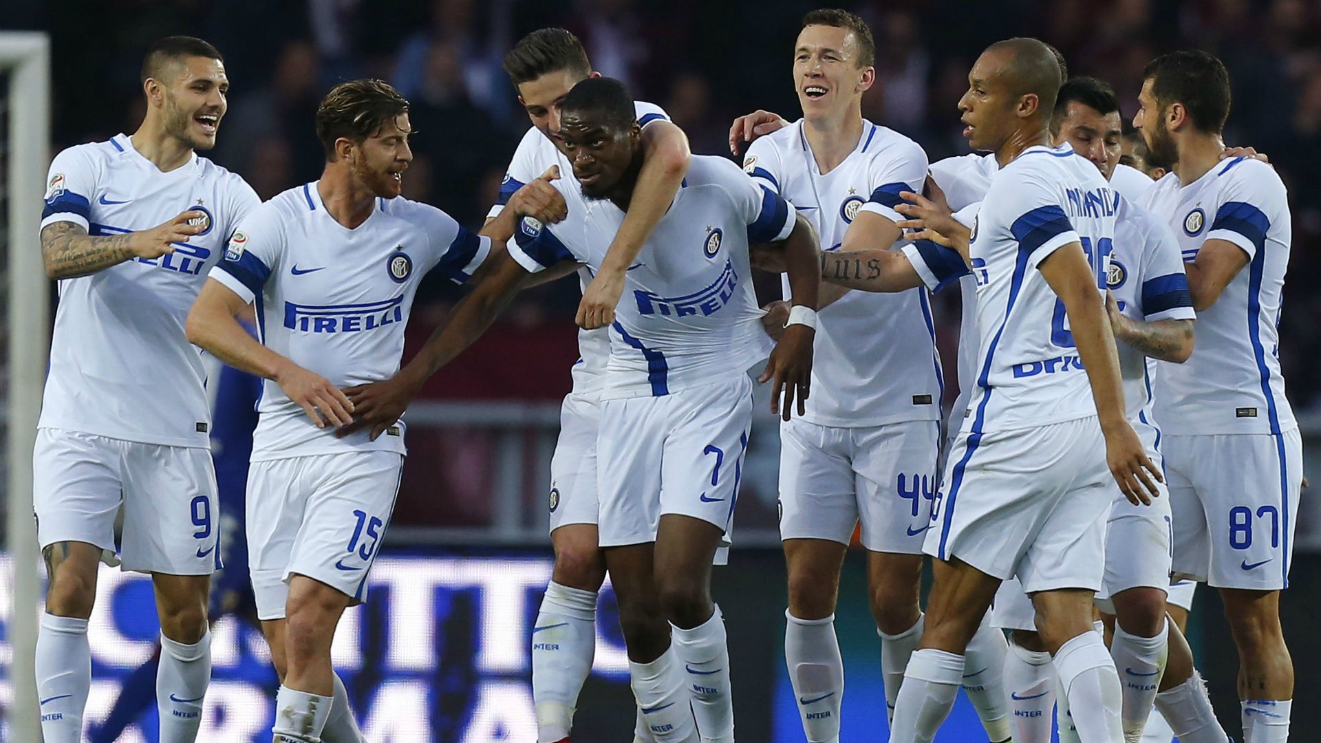 Geoffreky Kondogbia celebrates with his teammates Torino Inter Serie A 18032017