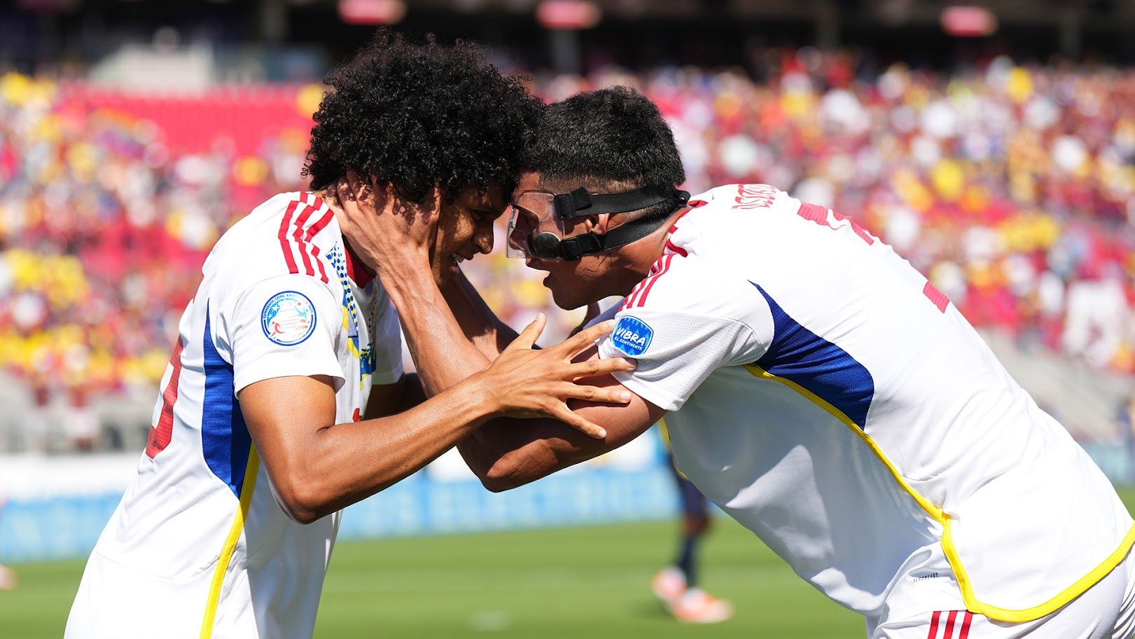 Bello e Osorio comemorando pela Venezuela