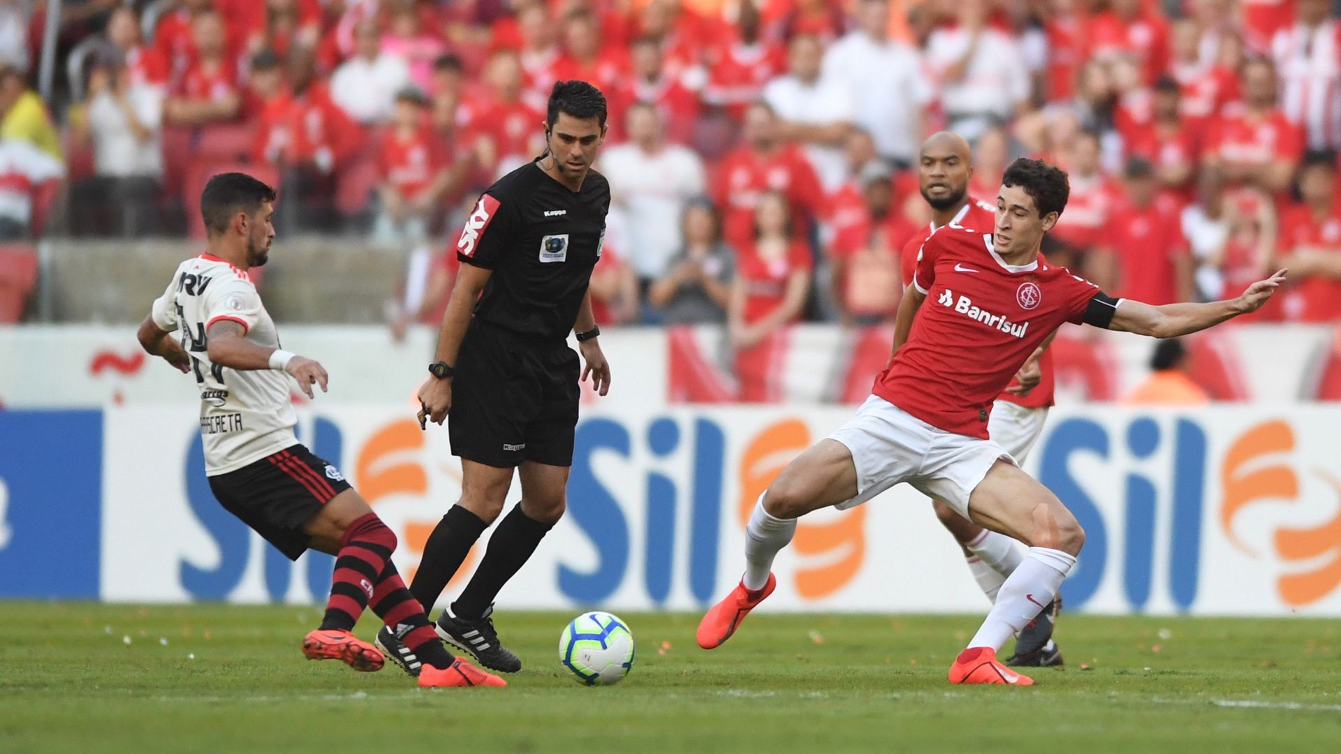 Rodrigo Dourado De Arrascaeta Internacional Flamengo Brasileirão 01052019