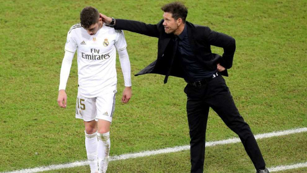 Simeone acaricia a Valverde