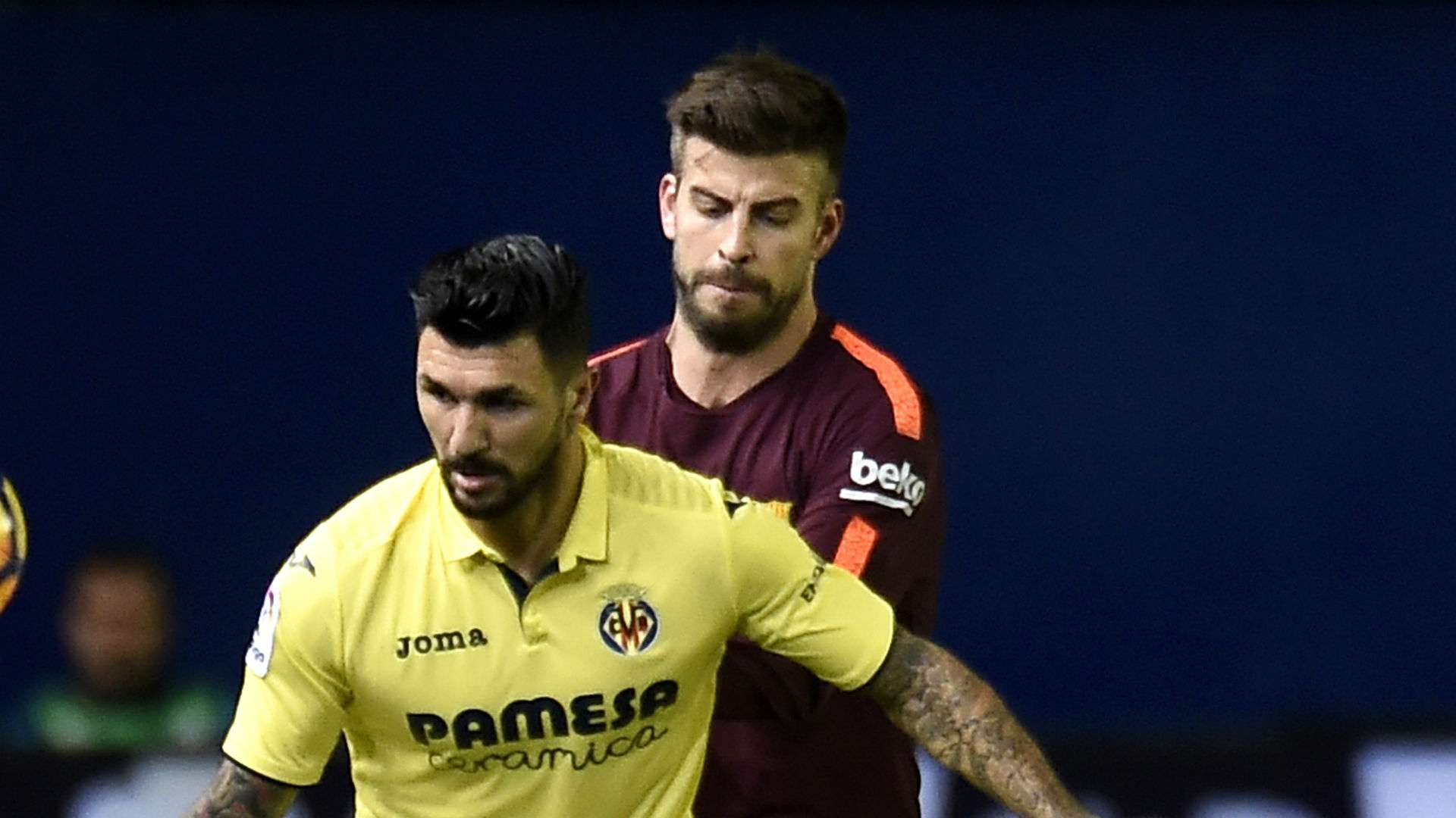 Roberto Soriano Gerard Pique Villarreal Barcelona