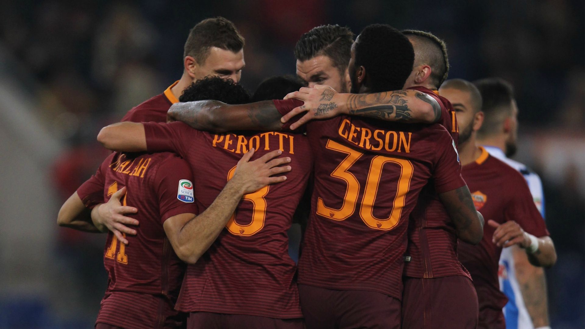 Roma players celebrating against Pescara Serie A 27112016