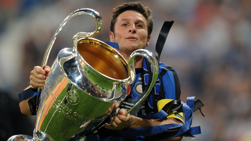 Javier Zanetti con la Champions League vinta dall'Inter nel 2010
