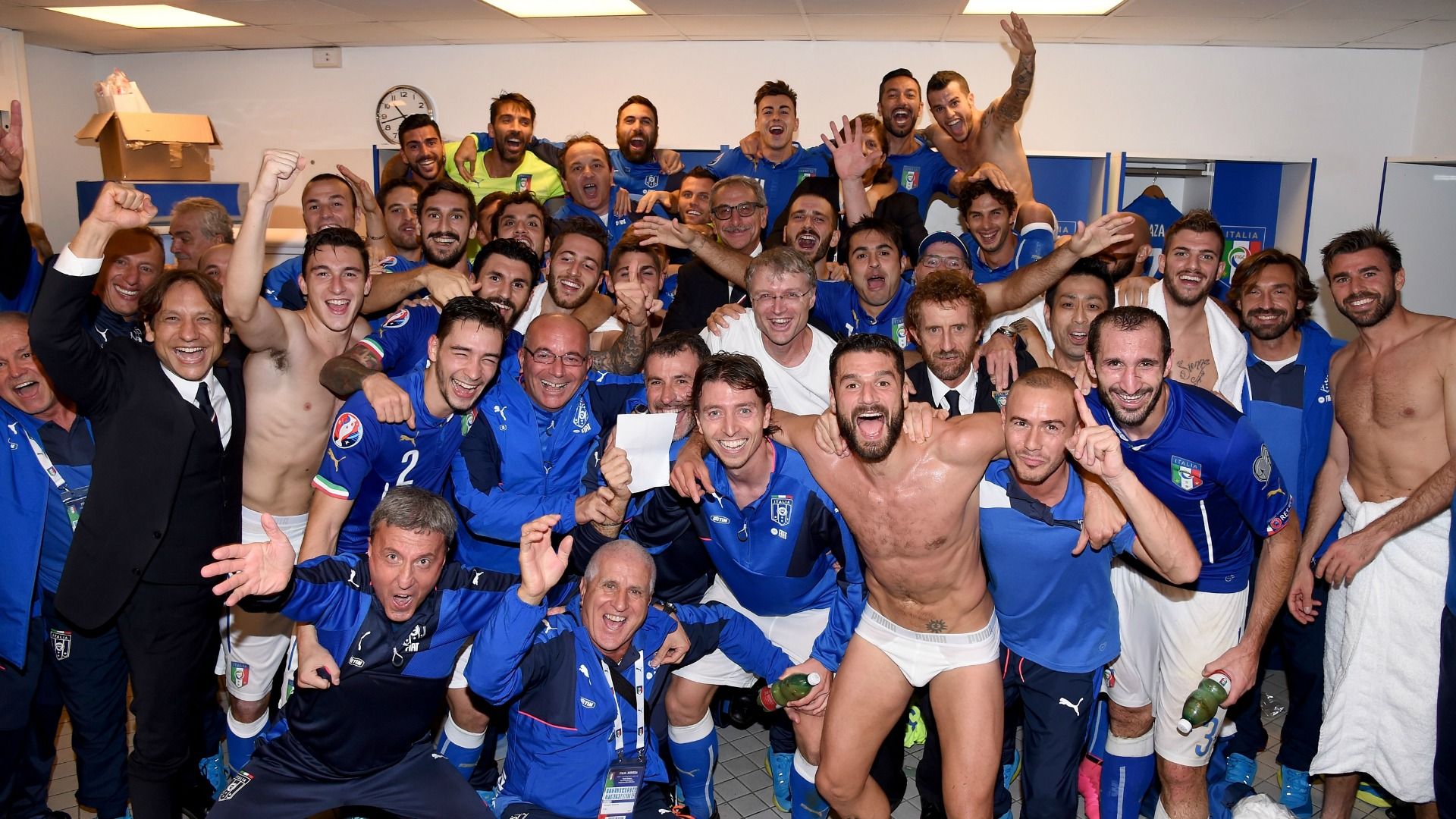 Italy celebrating Italy Norway Euro 2016