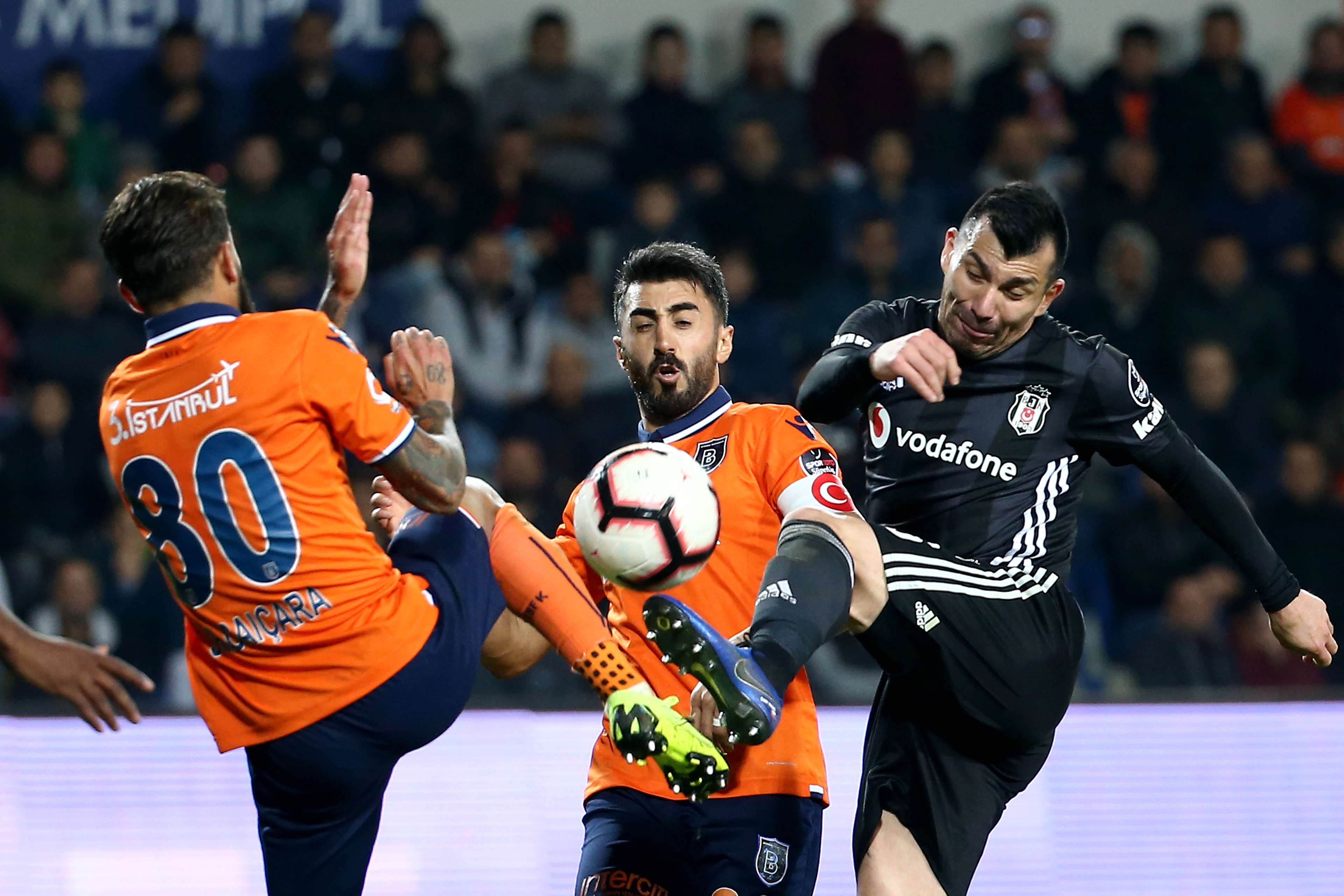 Gary Medel Basaksehir Besiktas Turkish Super League 11/03/18