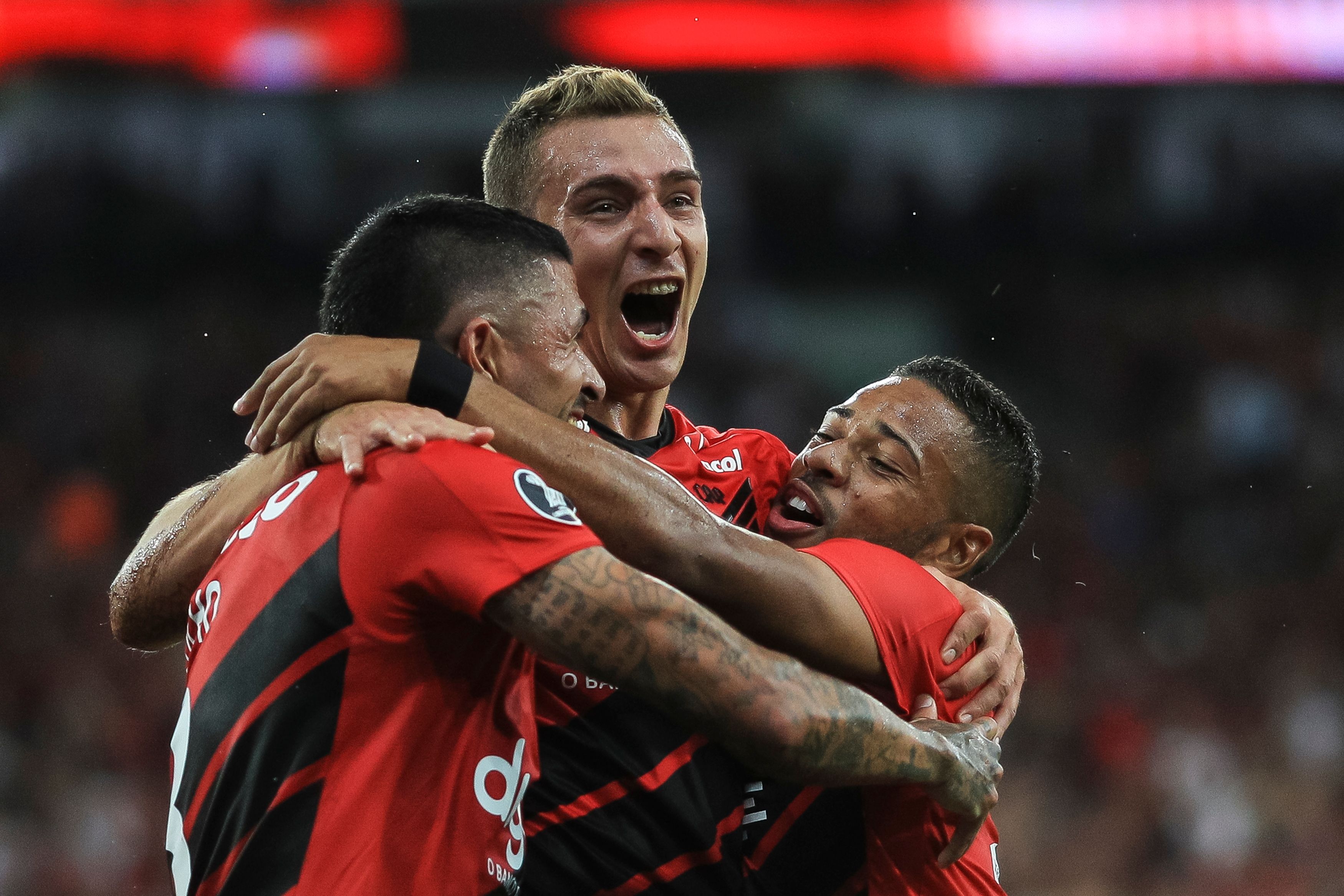 Marco Ruben comemora gol na vitória do Athletico Paranaense