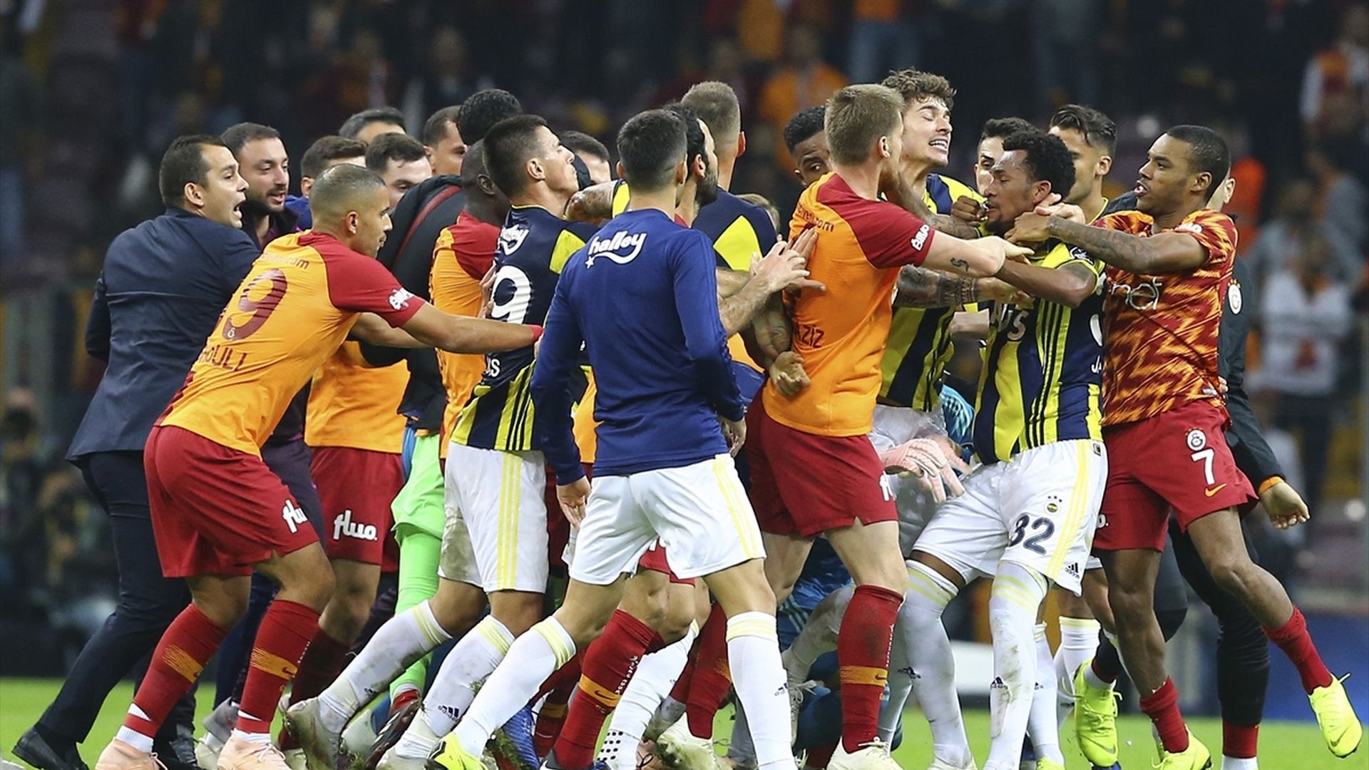 Galatasaray Fenerbahce fight 1122018